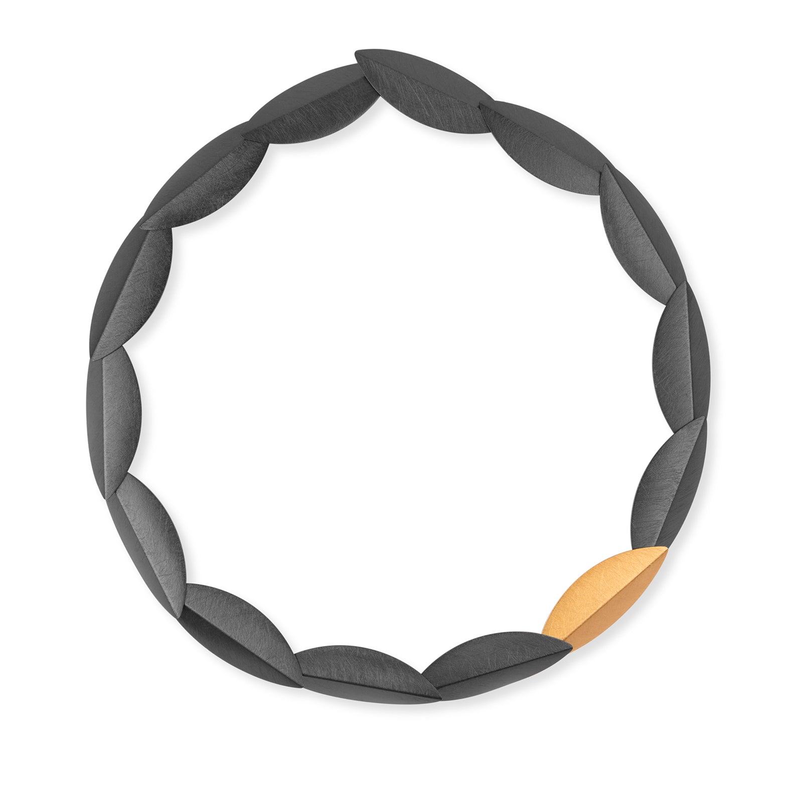 Collier mit aussdruckstarkem Farbkontrast in schwarz und gold. Blattform. Designer Zaremski. Schmuck Saarland. Elke Mitscha Trauringe und Schmuck.