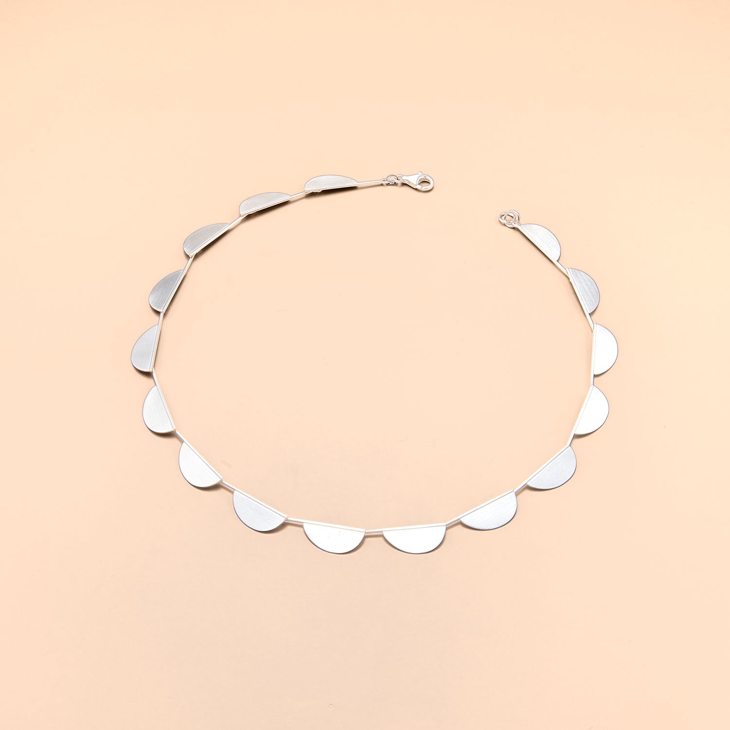 Halsschmuck von KELIM, Collier mit halbkreisförmigen Elementen