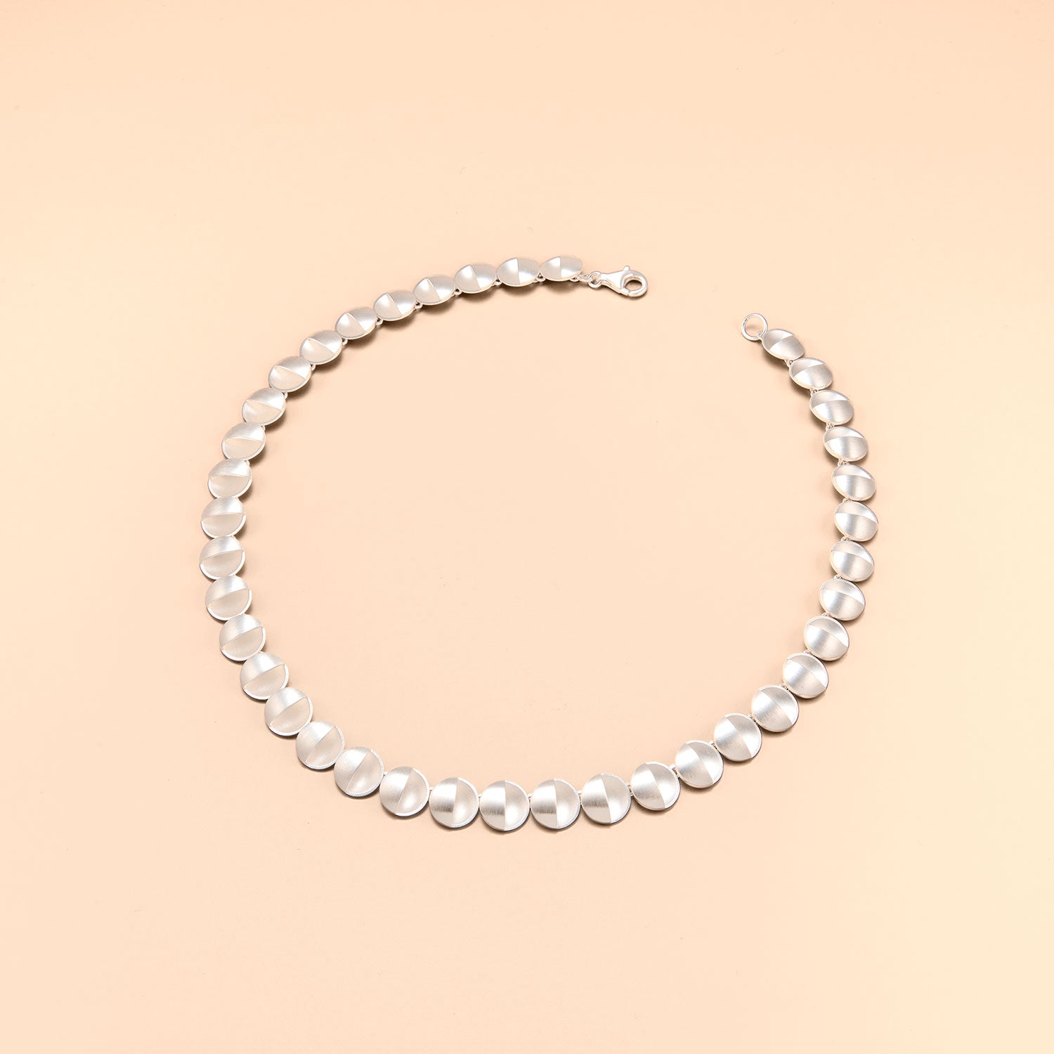 Silberkette in Silber mit kleinen runden Gliedern. Halbgeöffnet. Online und im Geschäft bei Elke Mitscha Trauringe und Schmuck. Schmuck aus St. Ingbert, Saarland.