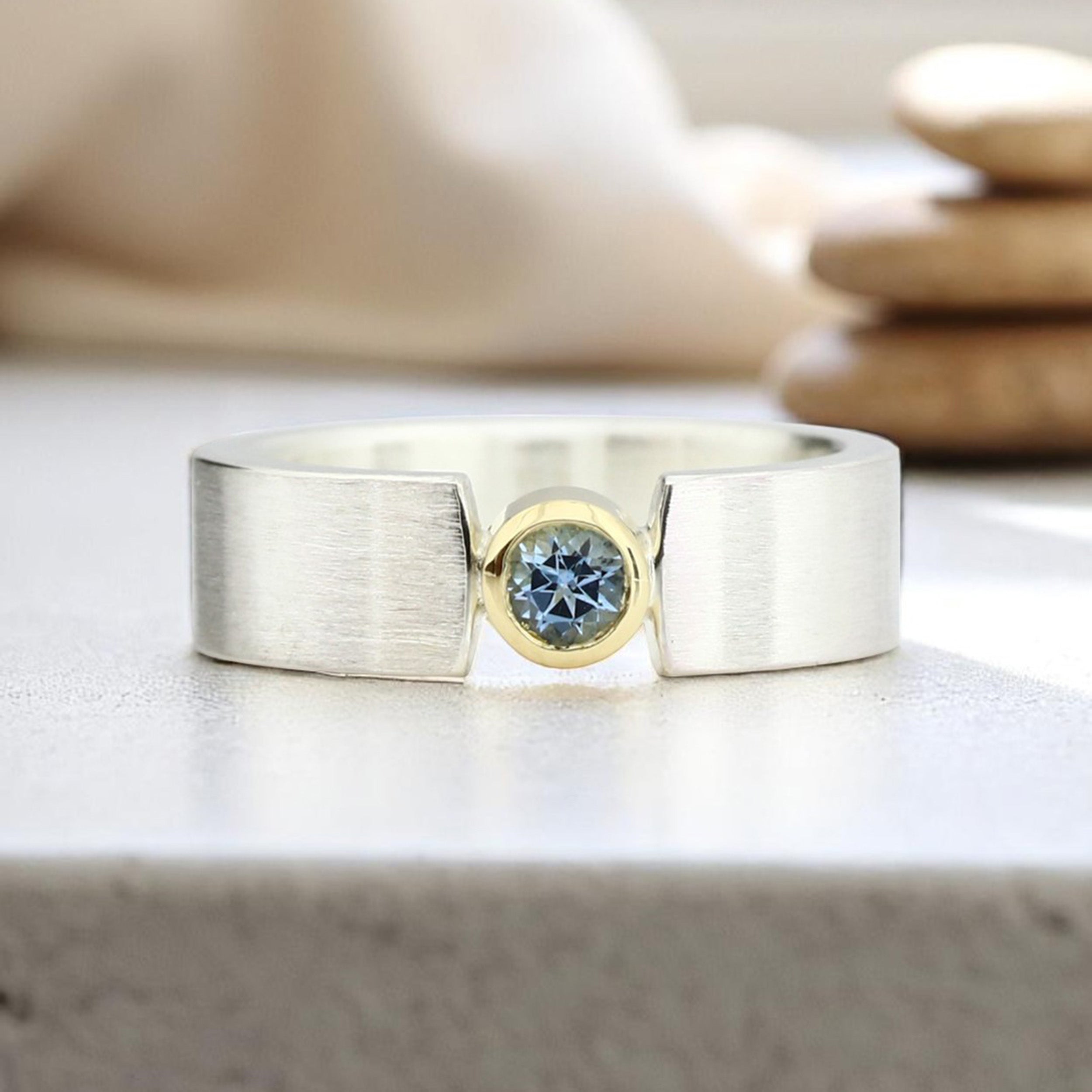 Gerader Silberring mit Aquamarin gefasst in einer Gelbgoldfassung