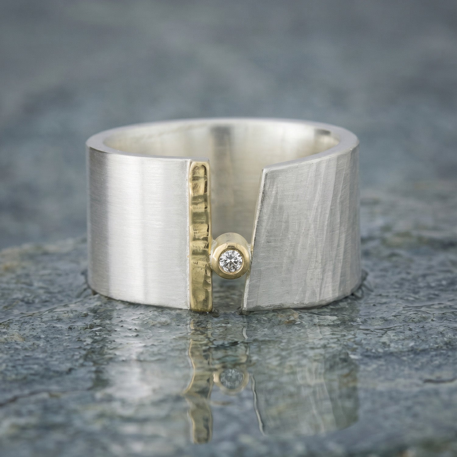 Silberring mit geschmiedeter Oberfläche, Goldakzent, Diamant