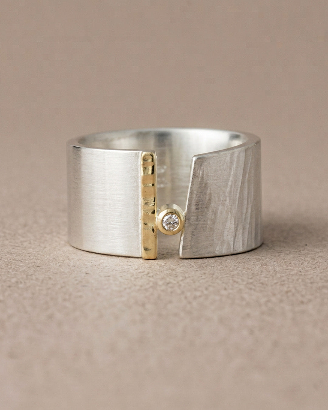 Silberring mit geschmiedeter Oberfläche, Goldakzent, Diamant