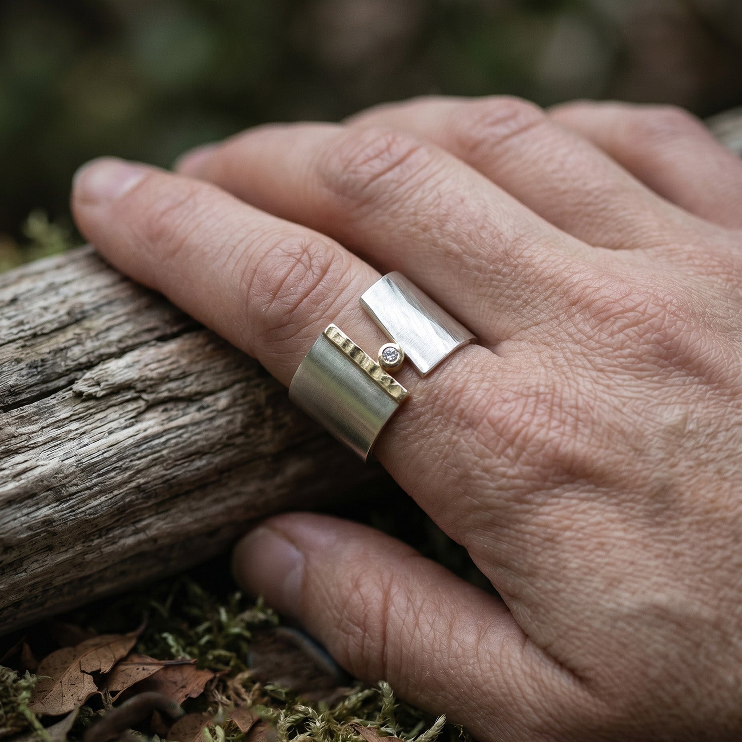 Silberring mit geschmiedeter Oberfläche, Goldakzent, Diamant
