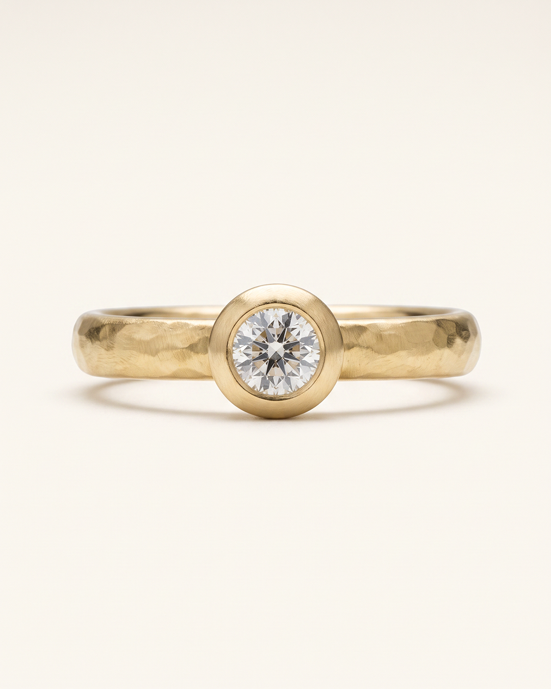 Gelbgold, geschmiedet, Diamant 0,25ct