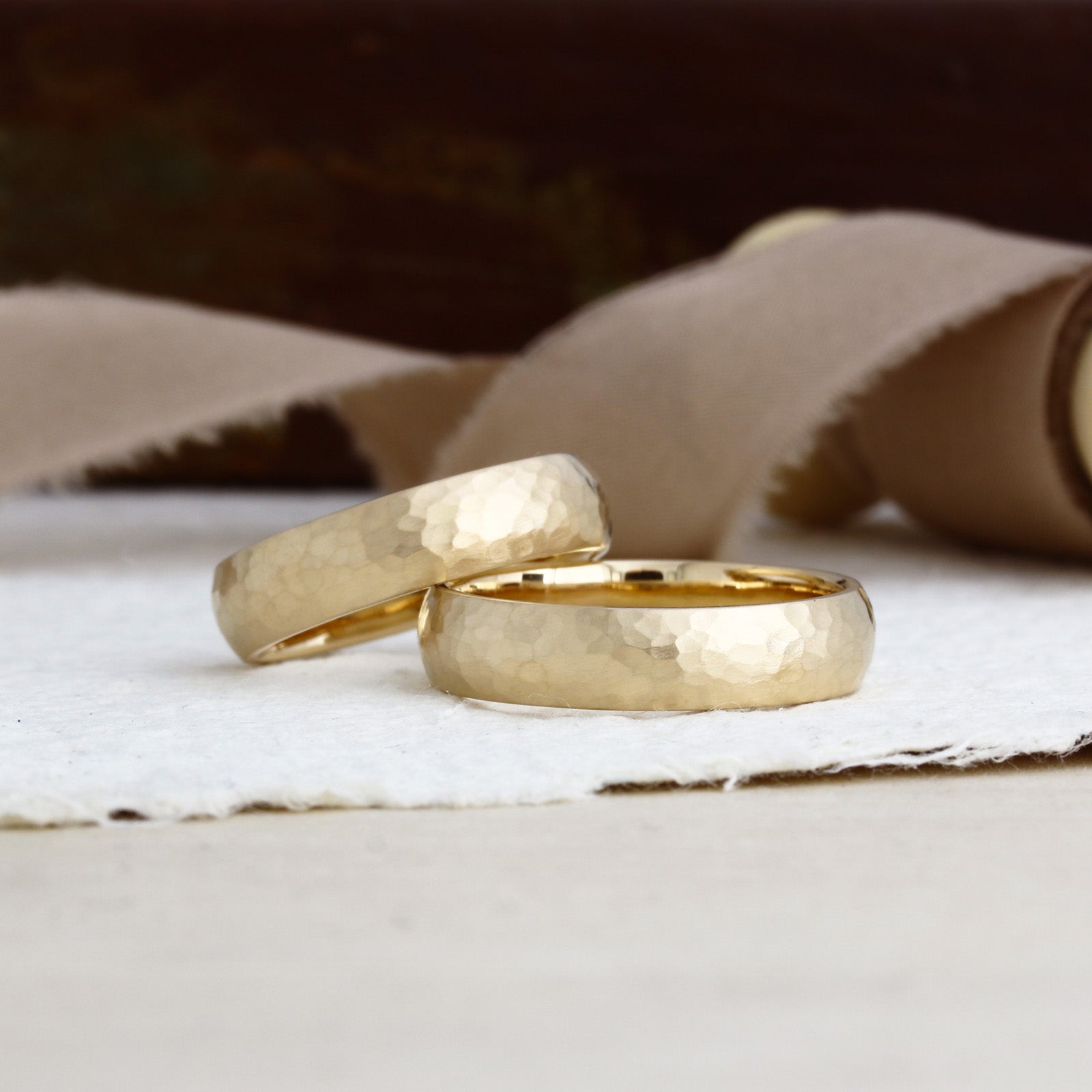 Geschmiede Eheringe in Rosegold. Saarland, St. Ingbert bei Elke Mitscha.