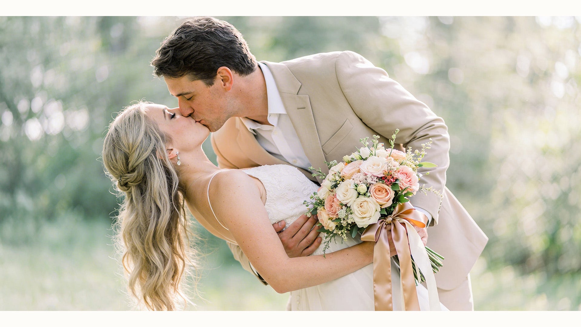 Küssendes Brautpaar im Saarland