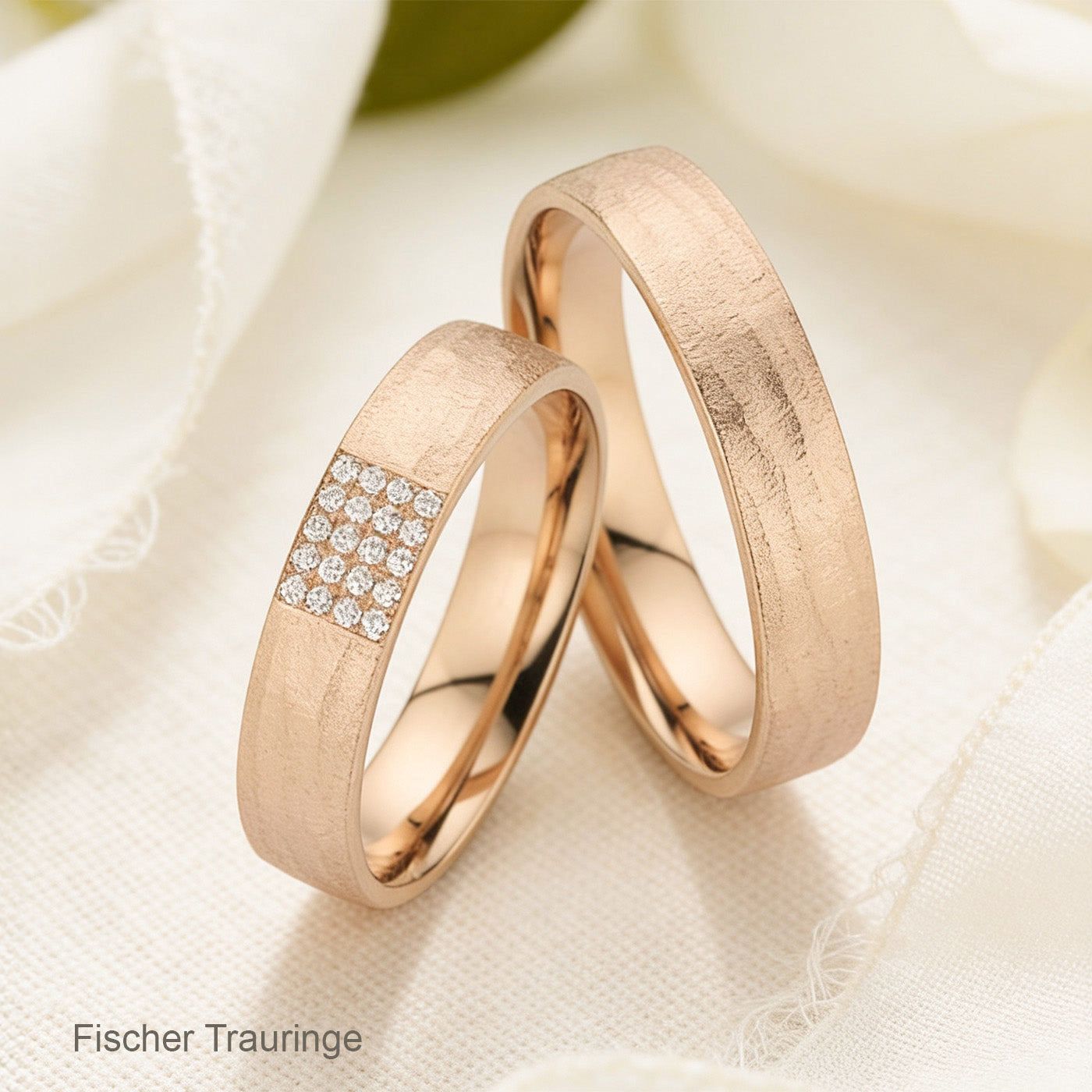 Trauringe in Roségold mit Strukturoberfläche Borke und Diamanten