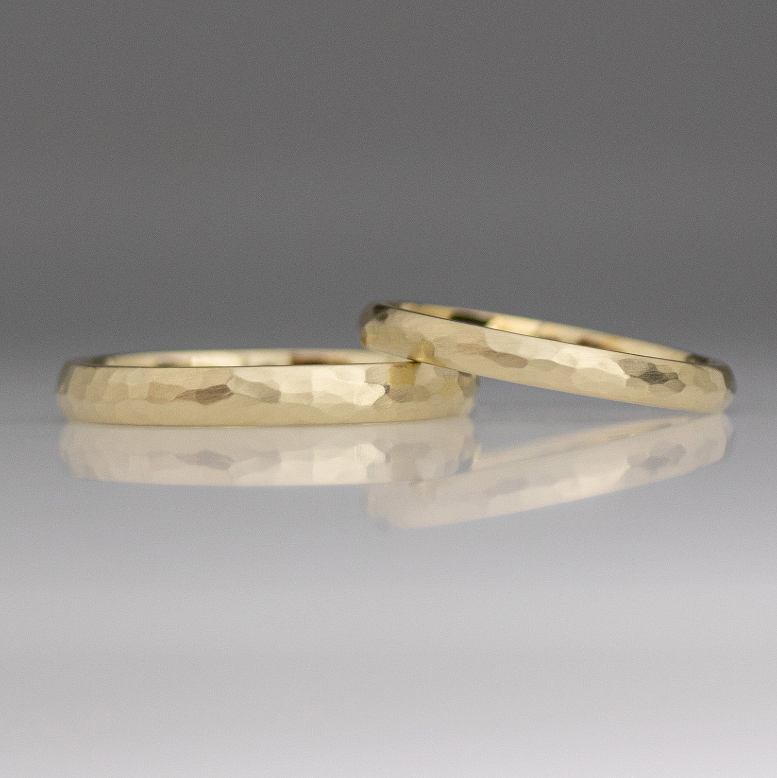 Schmale, geschmiedete Trauringe in Gelbgold. Goldschmiede im Saarland.