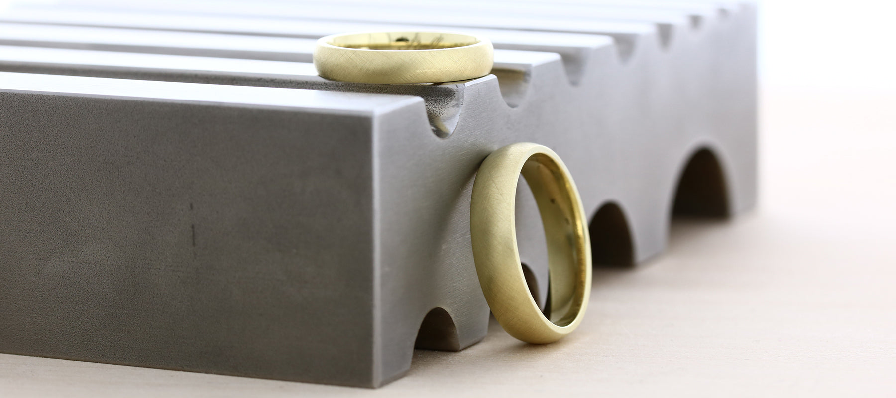 Eheringe, Gelbgold, abgerundetes Profil mit seitlicher Kante. Oberfläche krezmatt. Trauringberatung im Saarland, St. Ingbert.