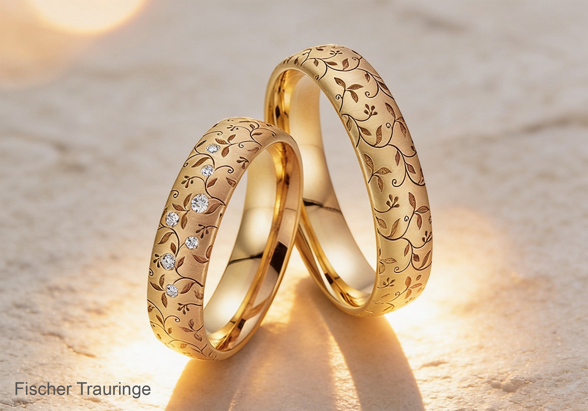 Trauringe mehrfarbig Gelbgold und Rosegold mit zartem Blütenornament