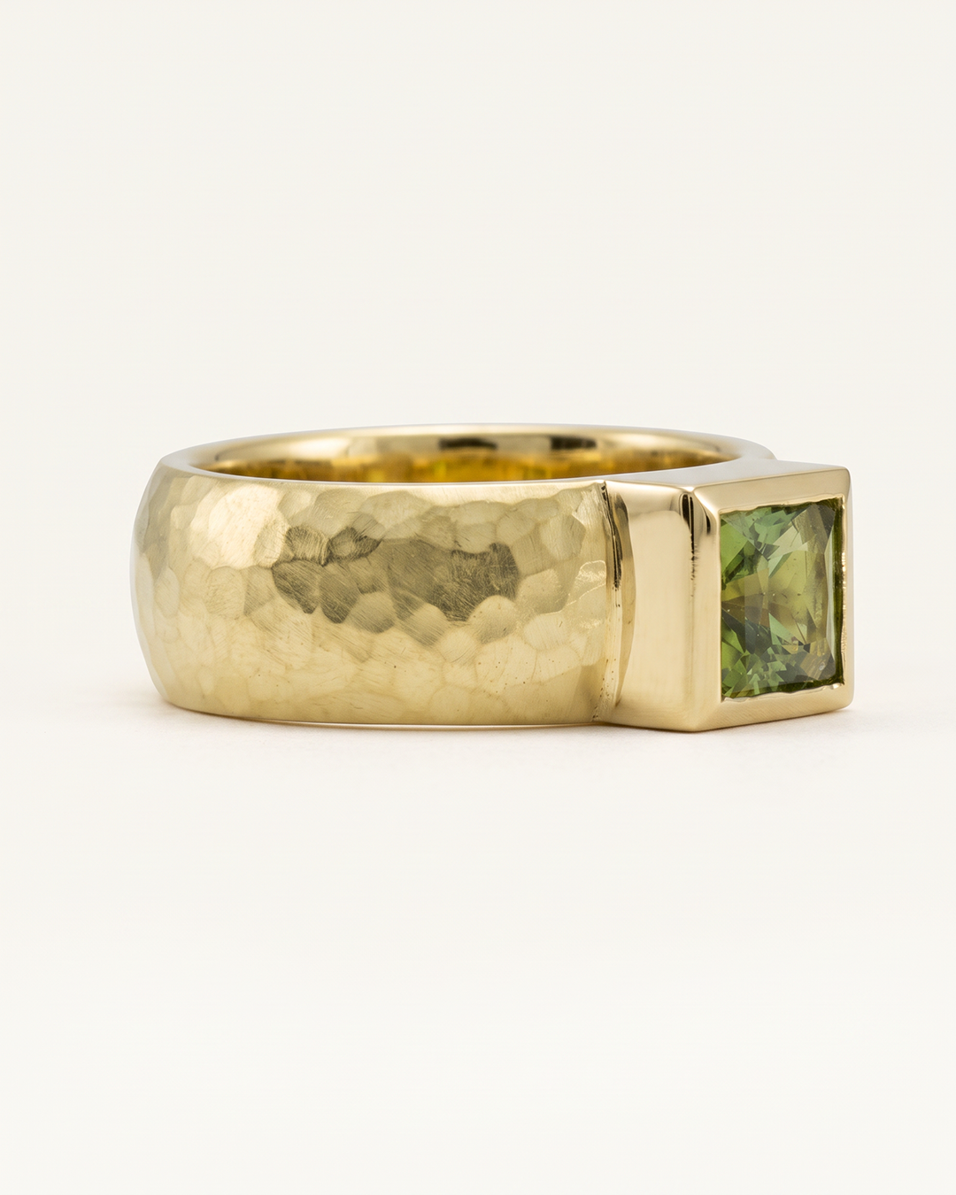 Breiter geschmiedeter Ring in Gelbgold 750/000, Turmalin