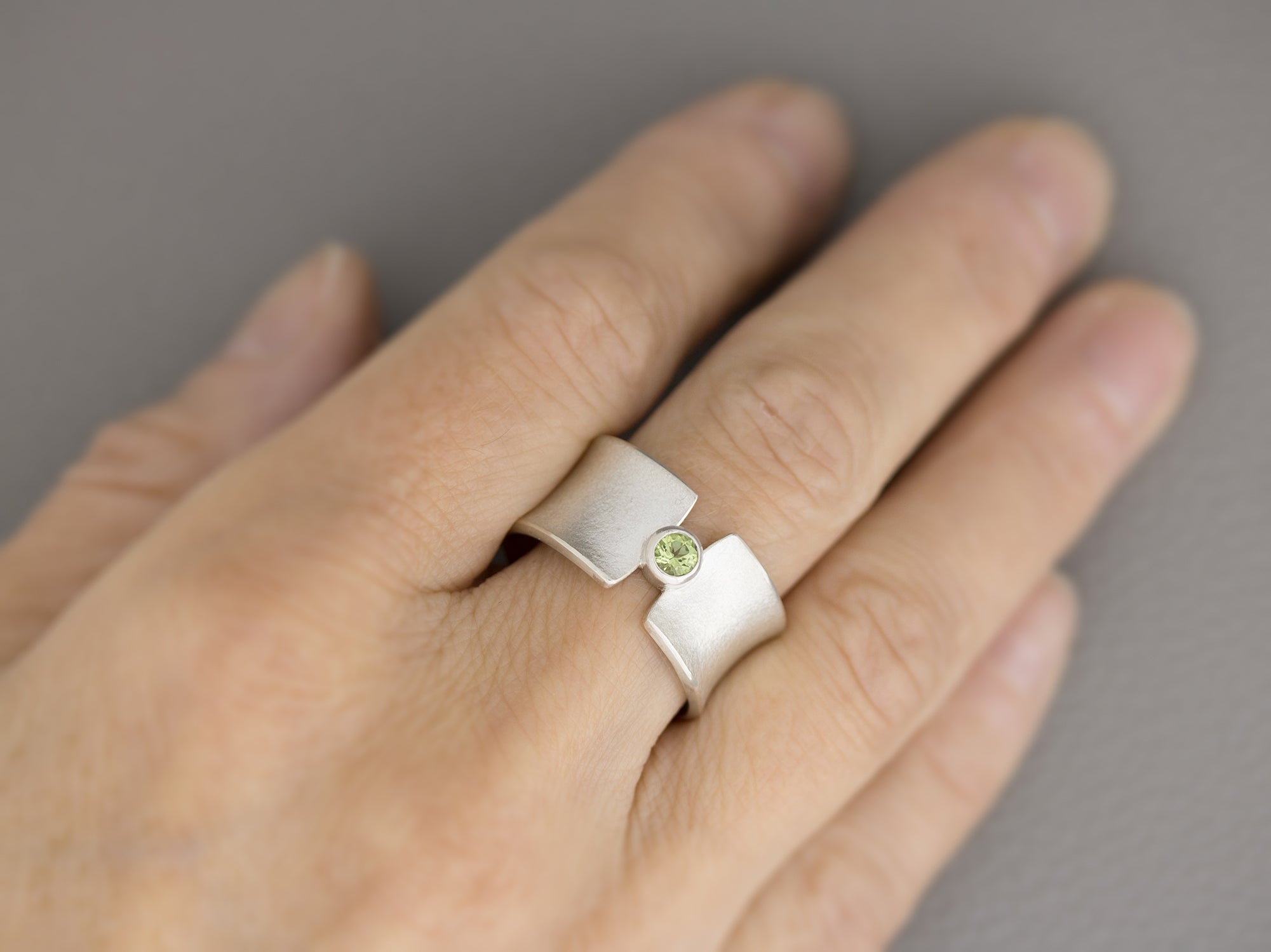 Breiter Ring mit Peridot