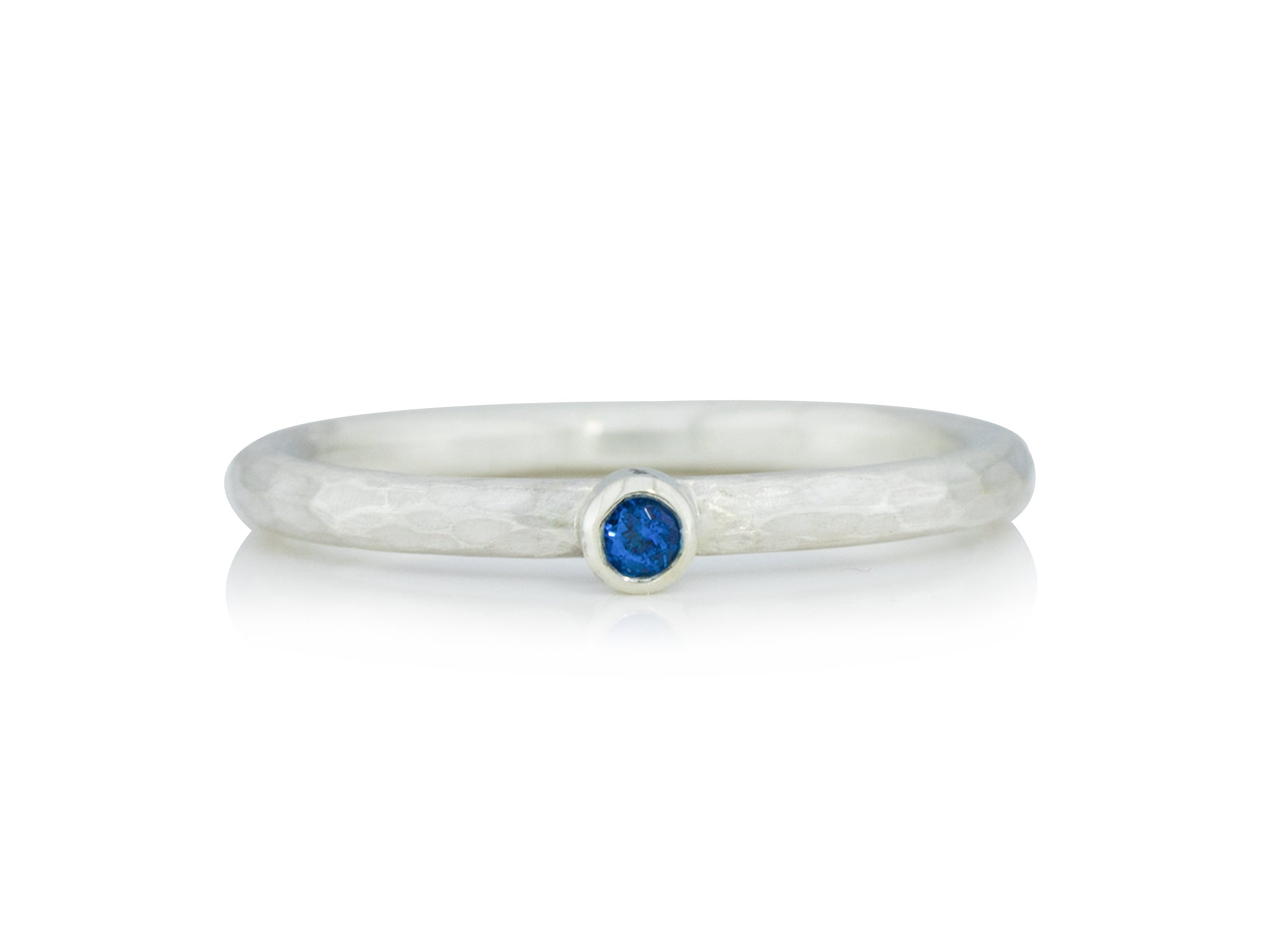 Silberring mit kleinem Edelstein