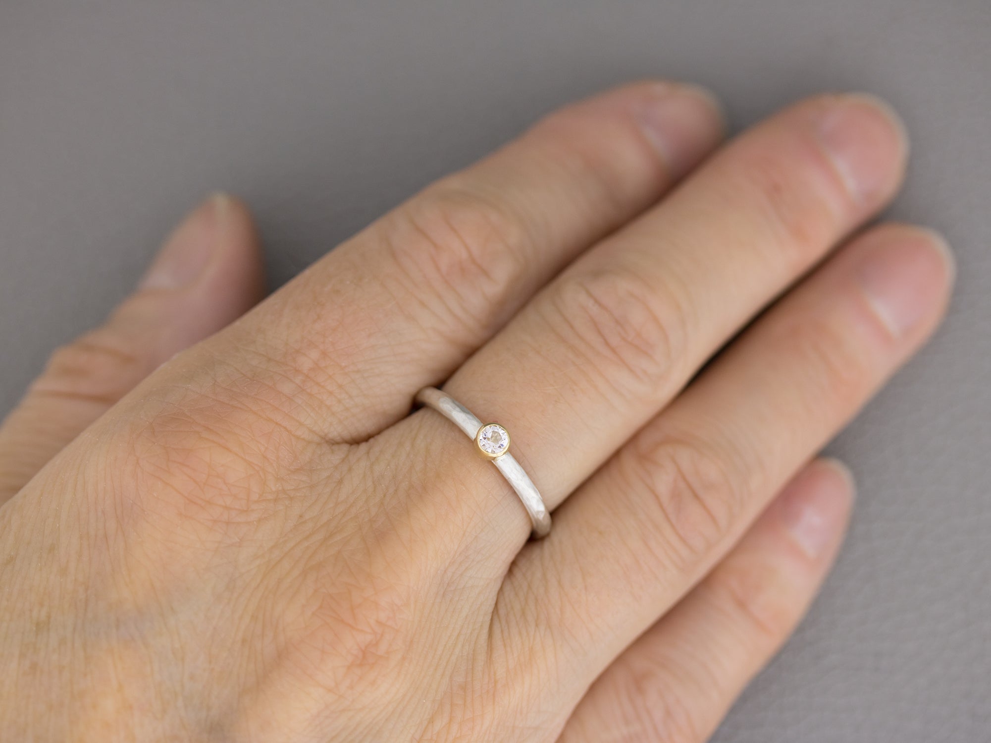 Geschmiedeter Silberring mit Peridot