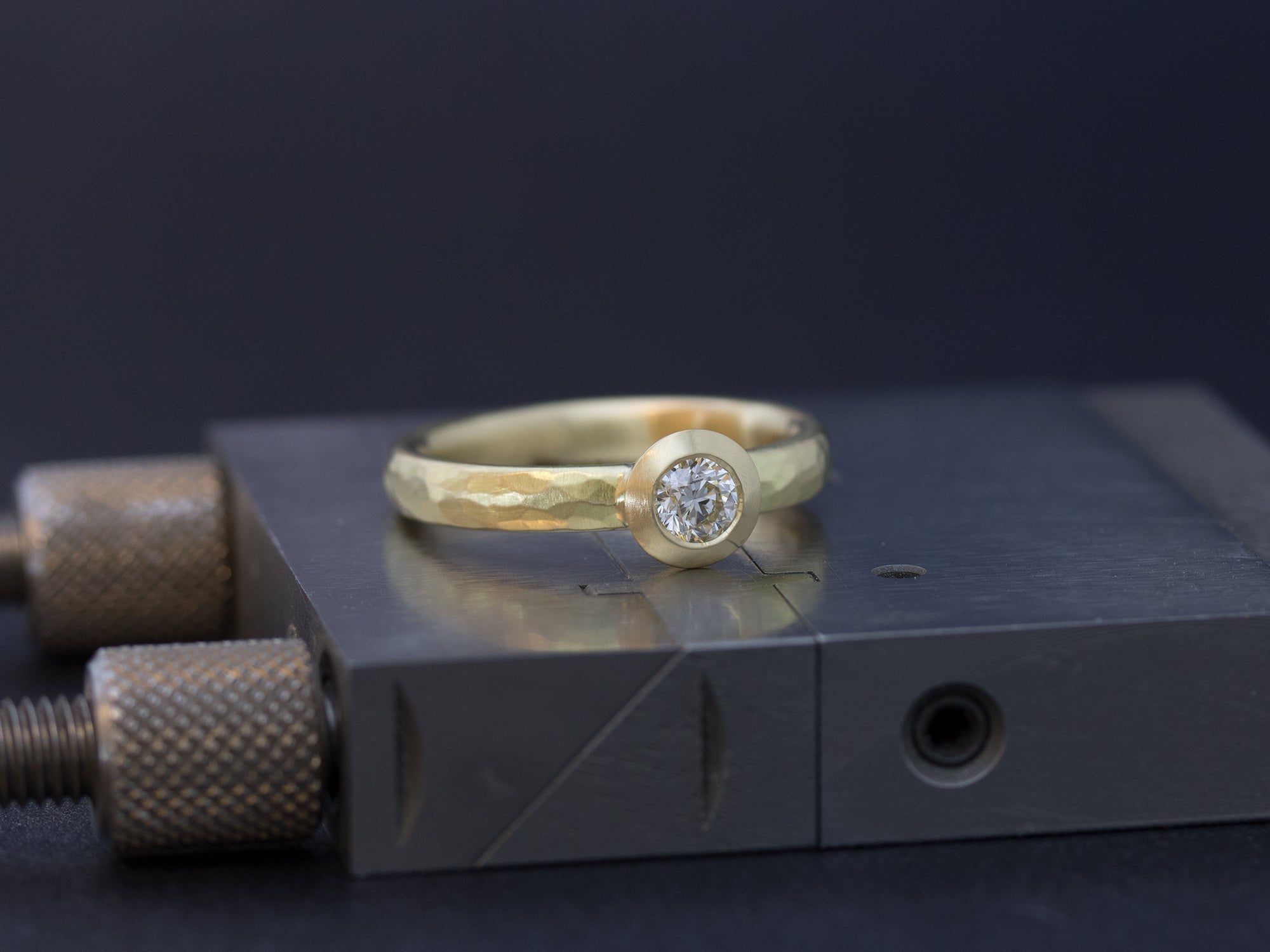 Gelbgold, geschmiedet, Diamant 0,25ct