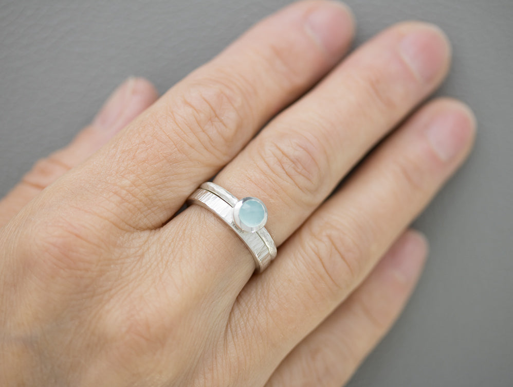 2 Silberringe im Set: quer geschmiedeter Ring, Chalcedonring