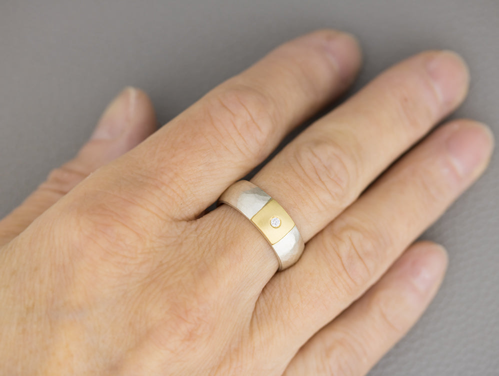 Geschmiedeter Ring mit Goldakzent und Diamant