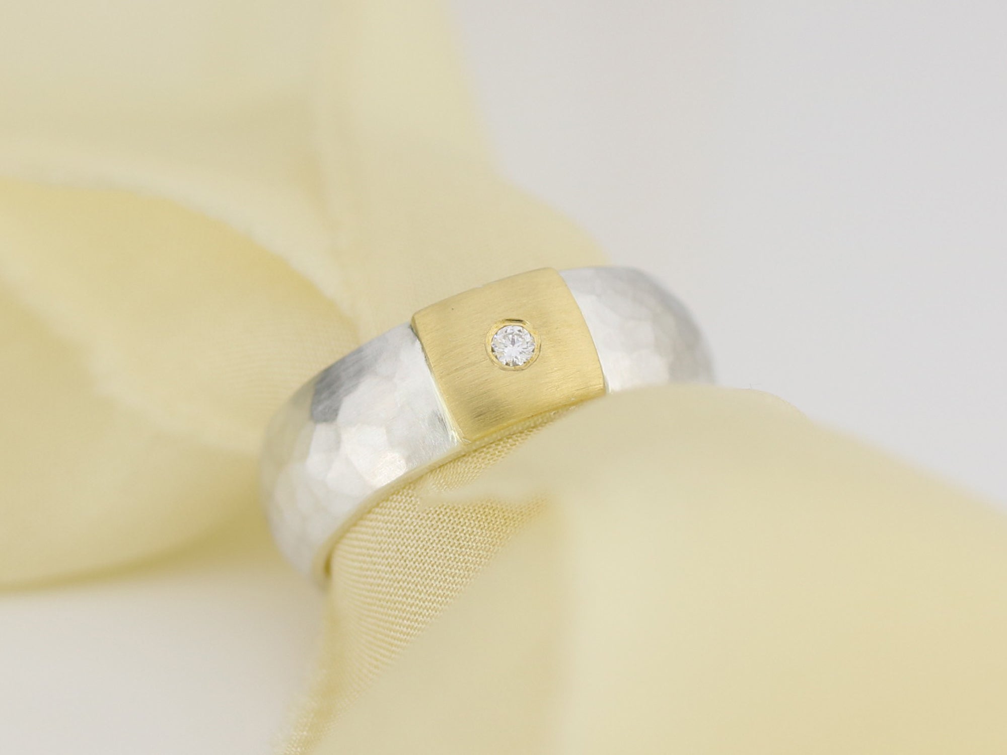 Geschmiedeter Ring mit Goldakzent und Diamant