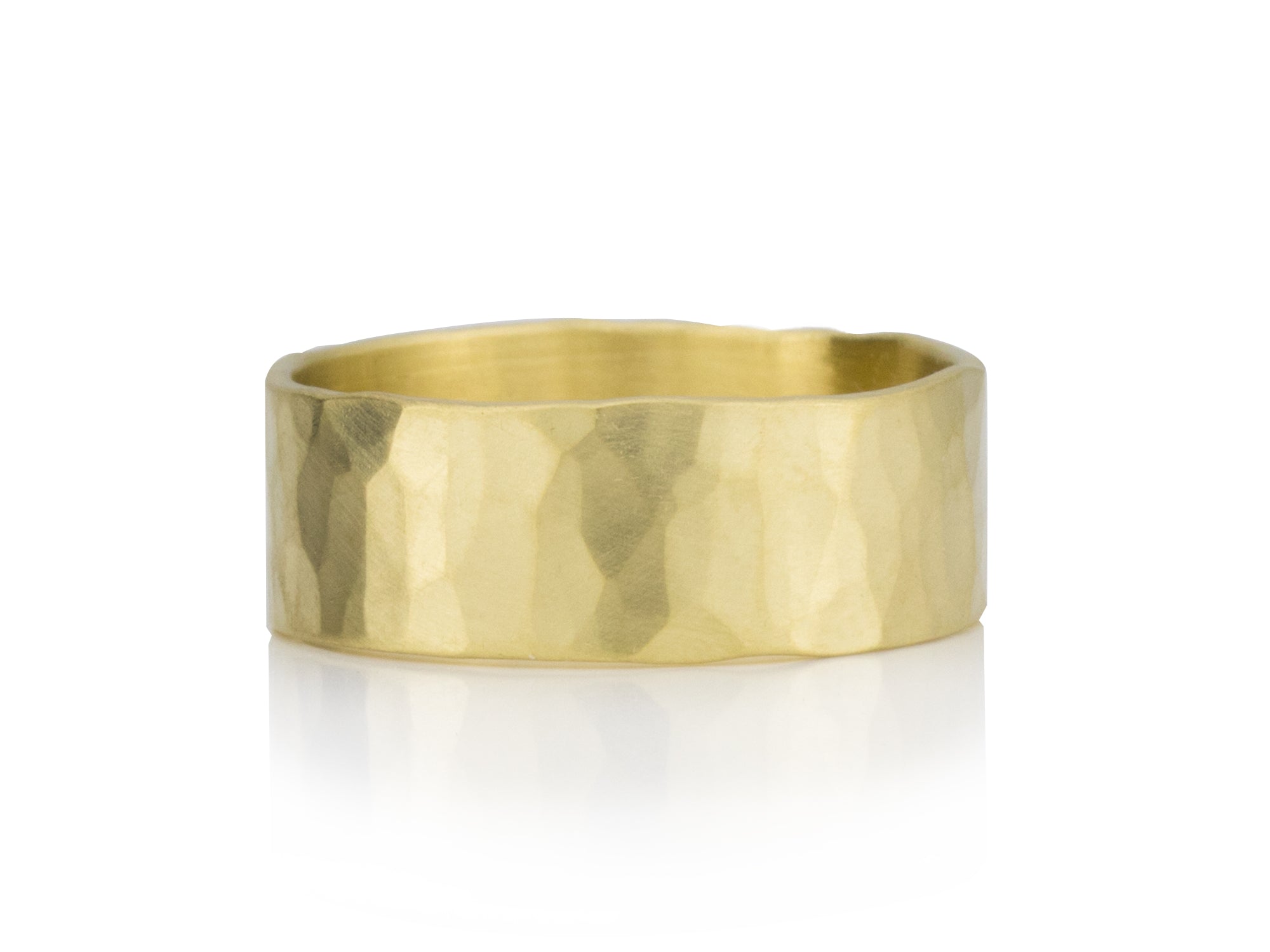 Geschmiedeter Ring in Gold mit archaischer Optik