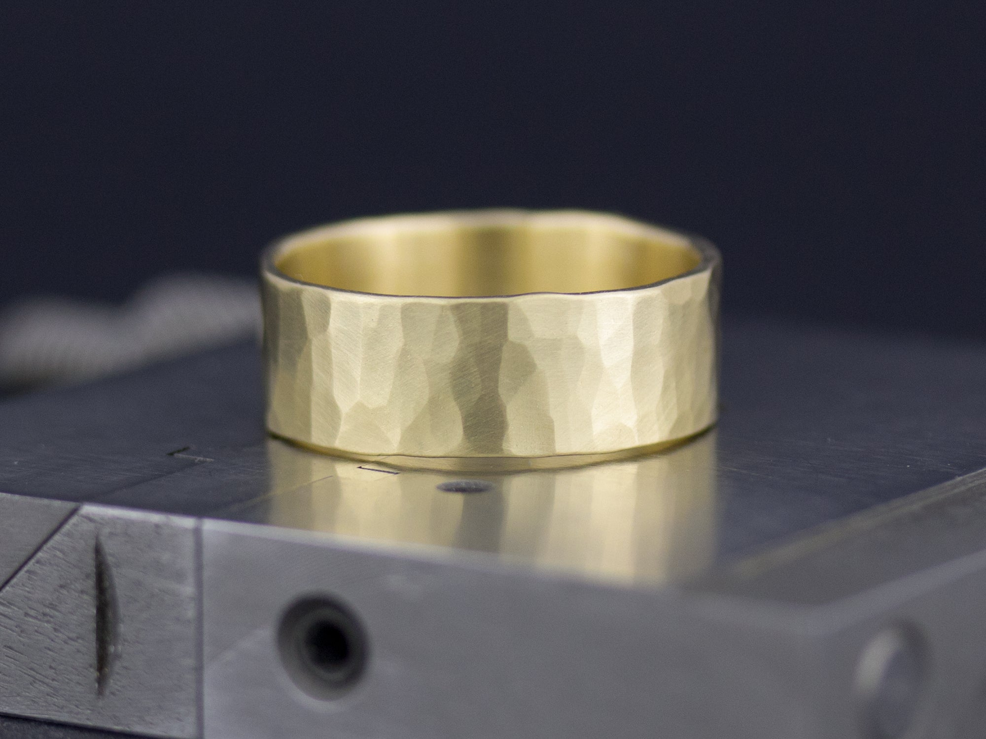 Geschmiedeter Ring in Gold mit archaischer Optik