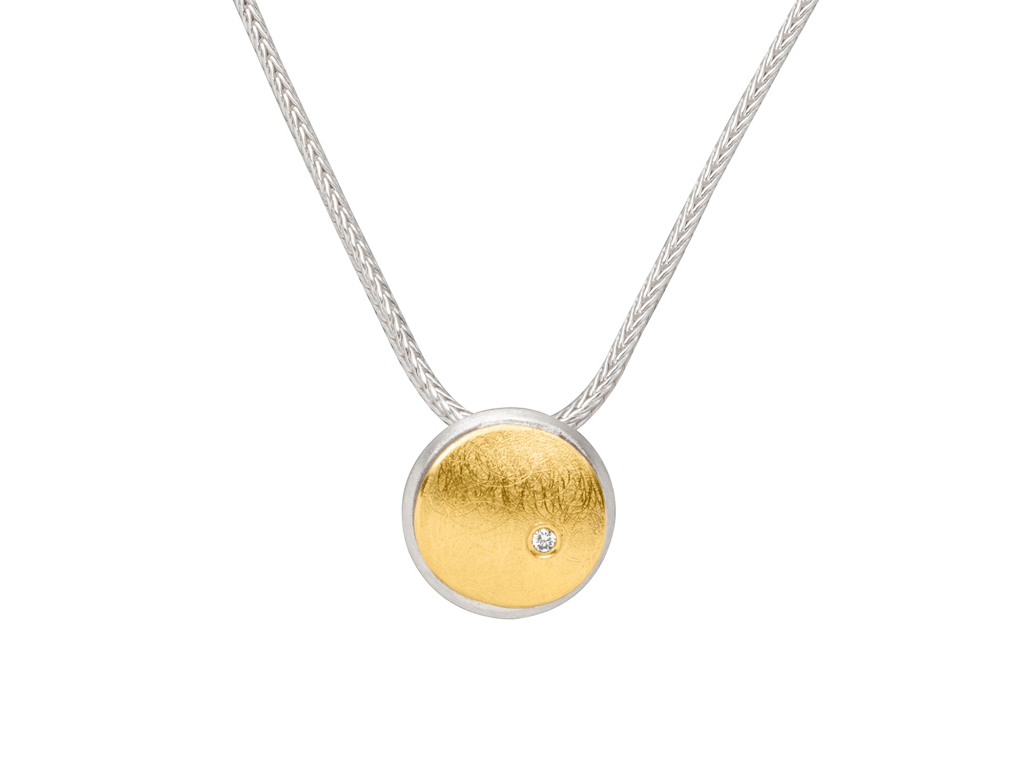 Fuchsschwanzkette mit rundem Anhänger in Silber und Gelbgold. Kleiner asymetrischer Diamant mit eingeriebener Fassung.