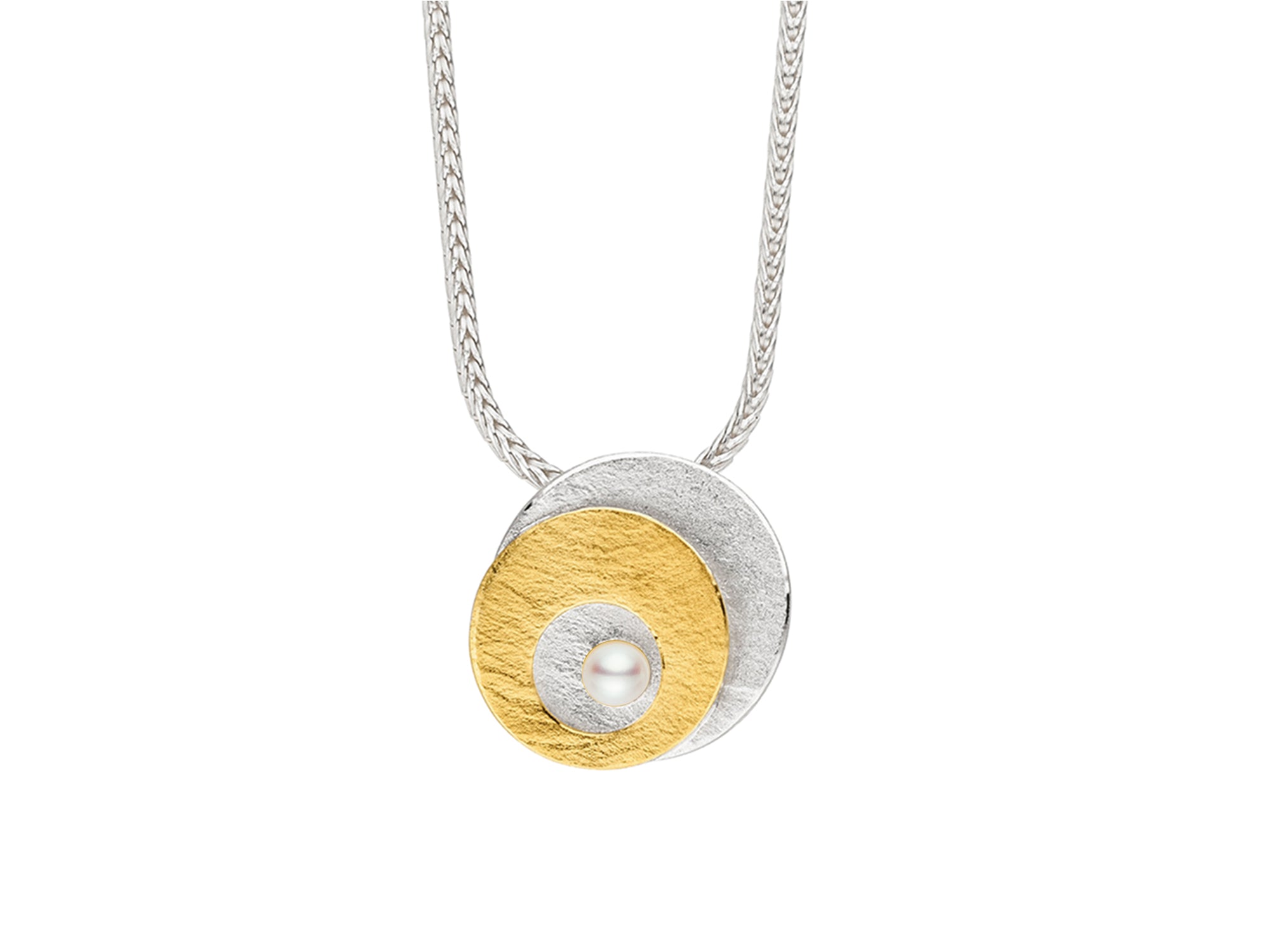 Anhänger mit Kette in Silber und Gold. Silberkette im Fuchsschwanzmuster. Anhänger rund, asymmetrisch angeordnet mit Perle.