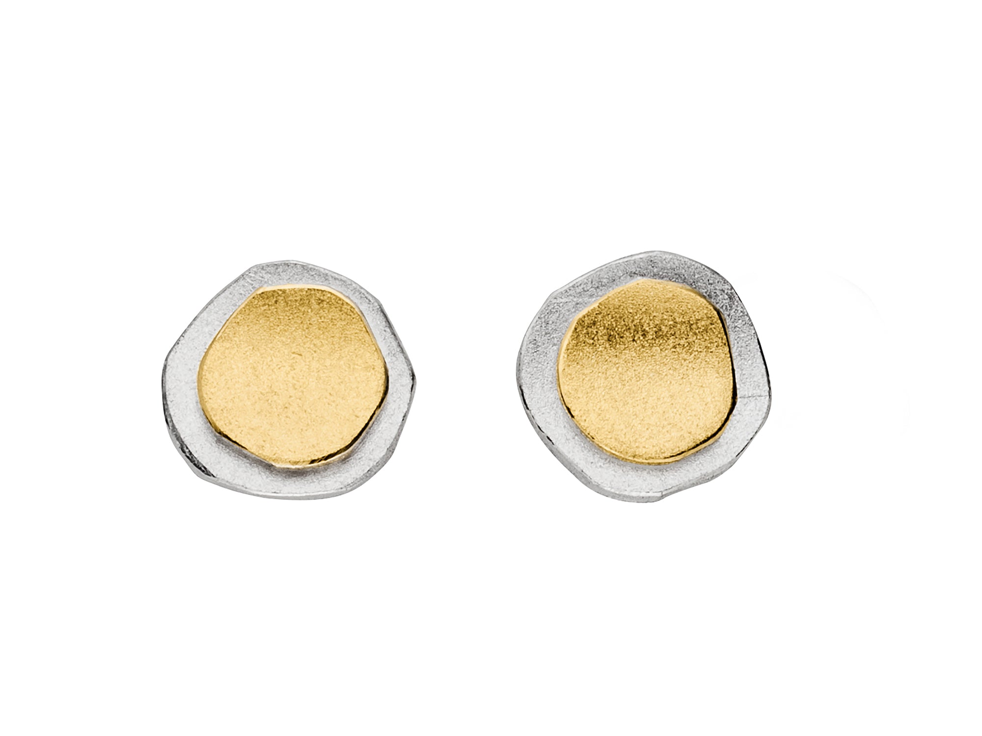 Kleine, unregelmässige Ohrstecker in Silber und Gold. Schmuckhersteller Manu. Onlineshop Elke Mitscha Trauringe und Schmuck aus St. Ingert im Saarland.