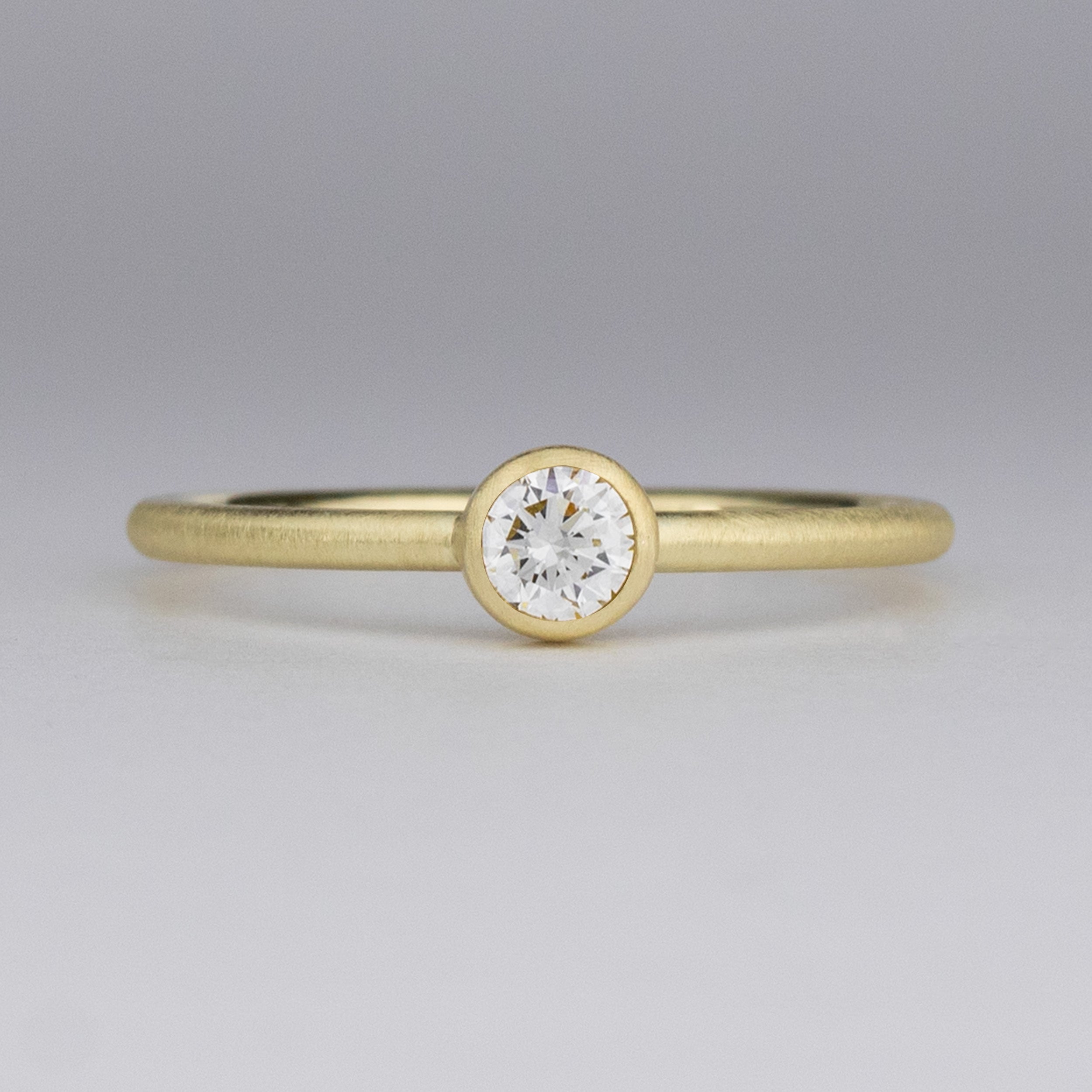 Goldring mit Diamant