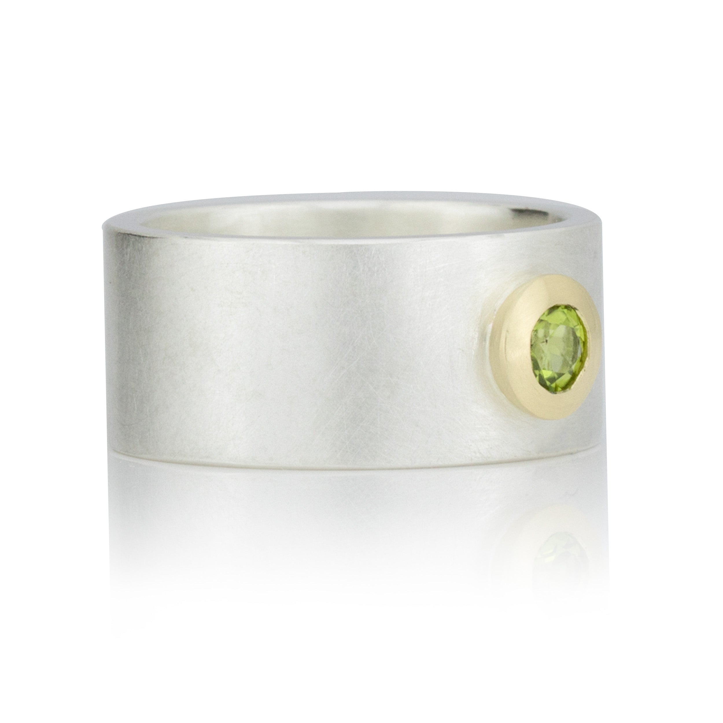 Breiter Ring mit Peridot, Goldfassung