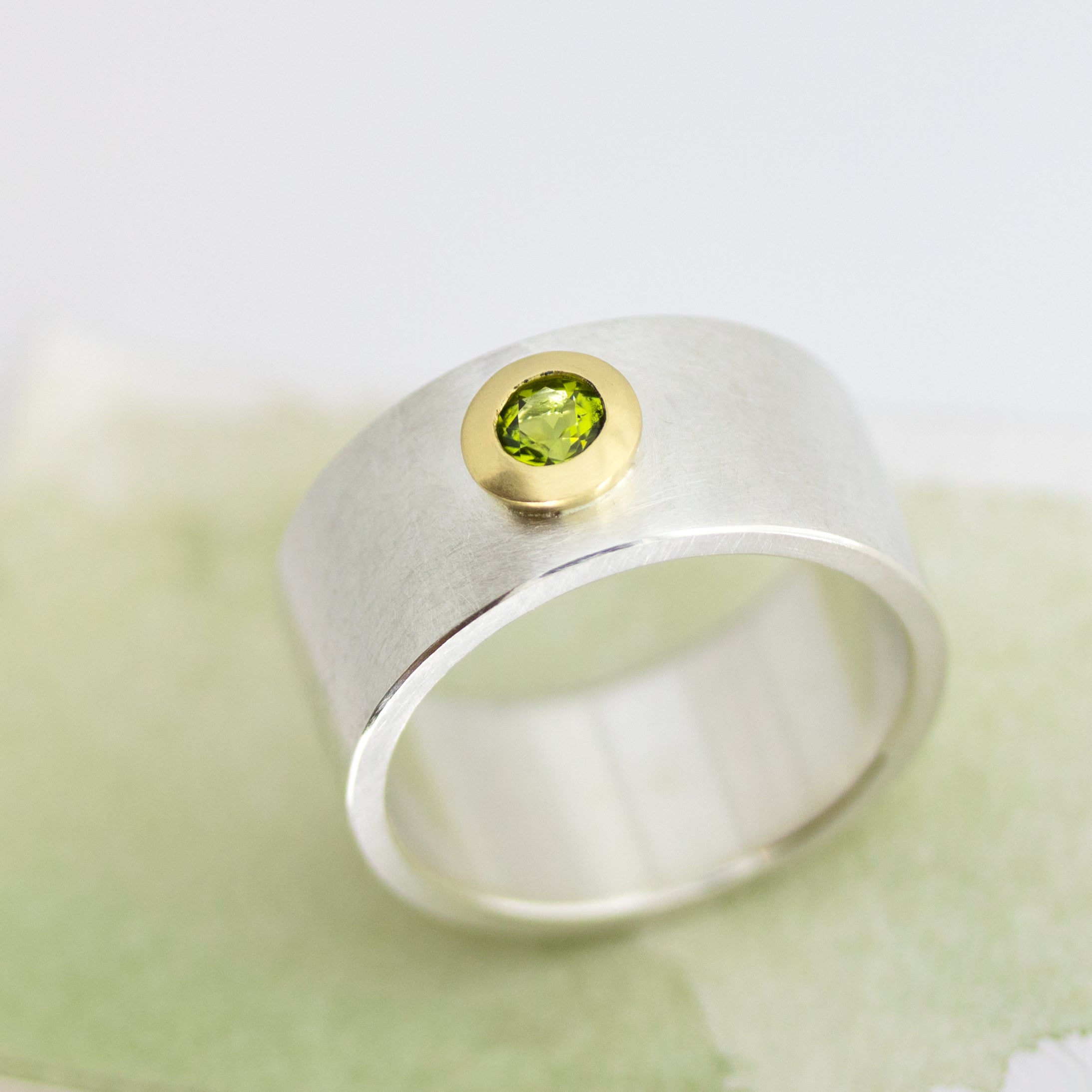 Breiter Ring mit Peridot, Goldfassung