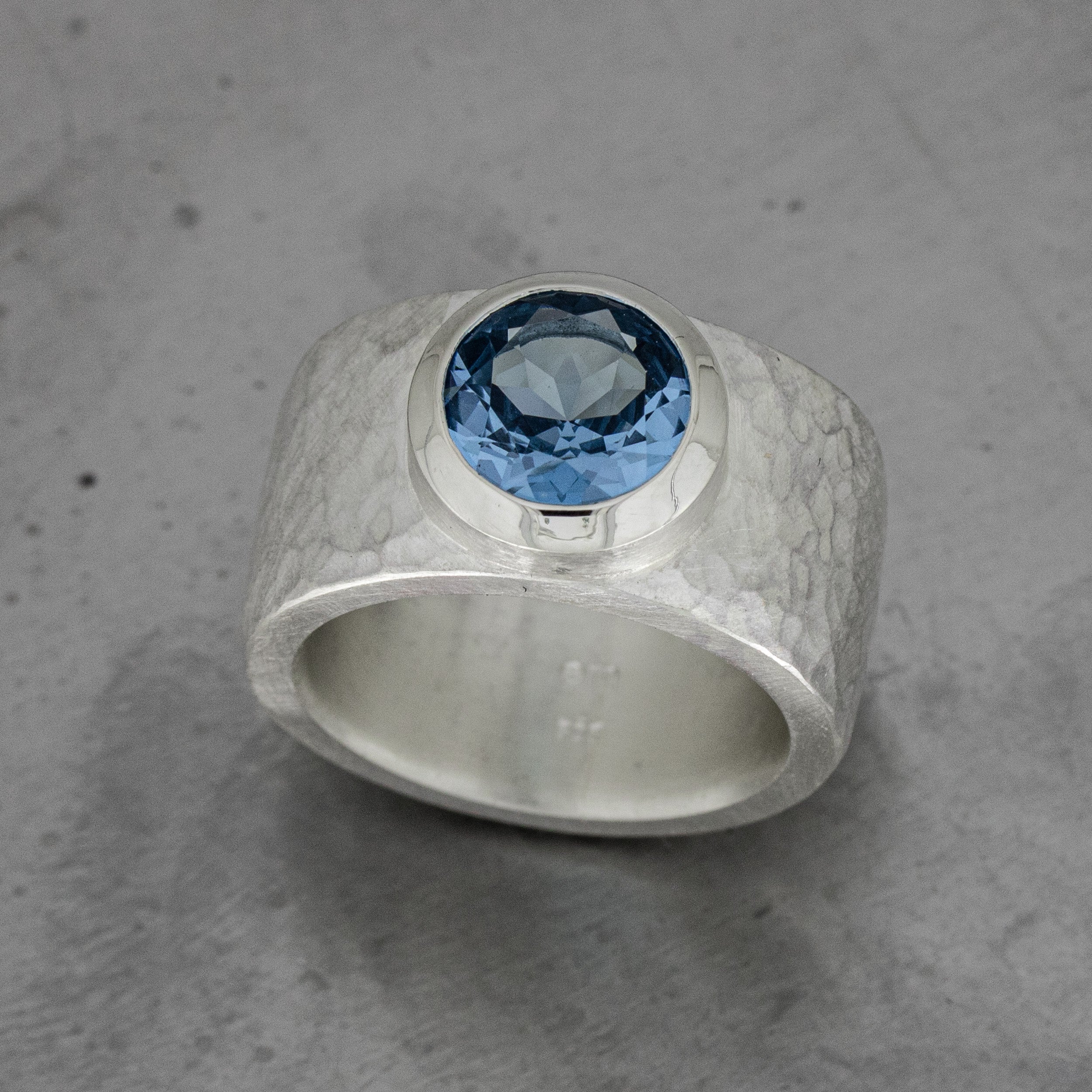 Breiter, geschmiedeter Ring mit Edelstein, blau