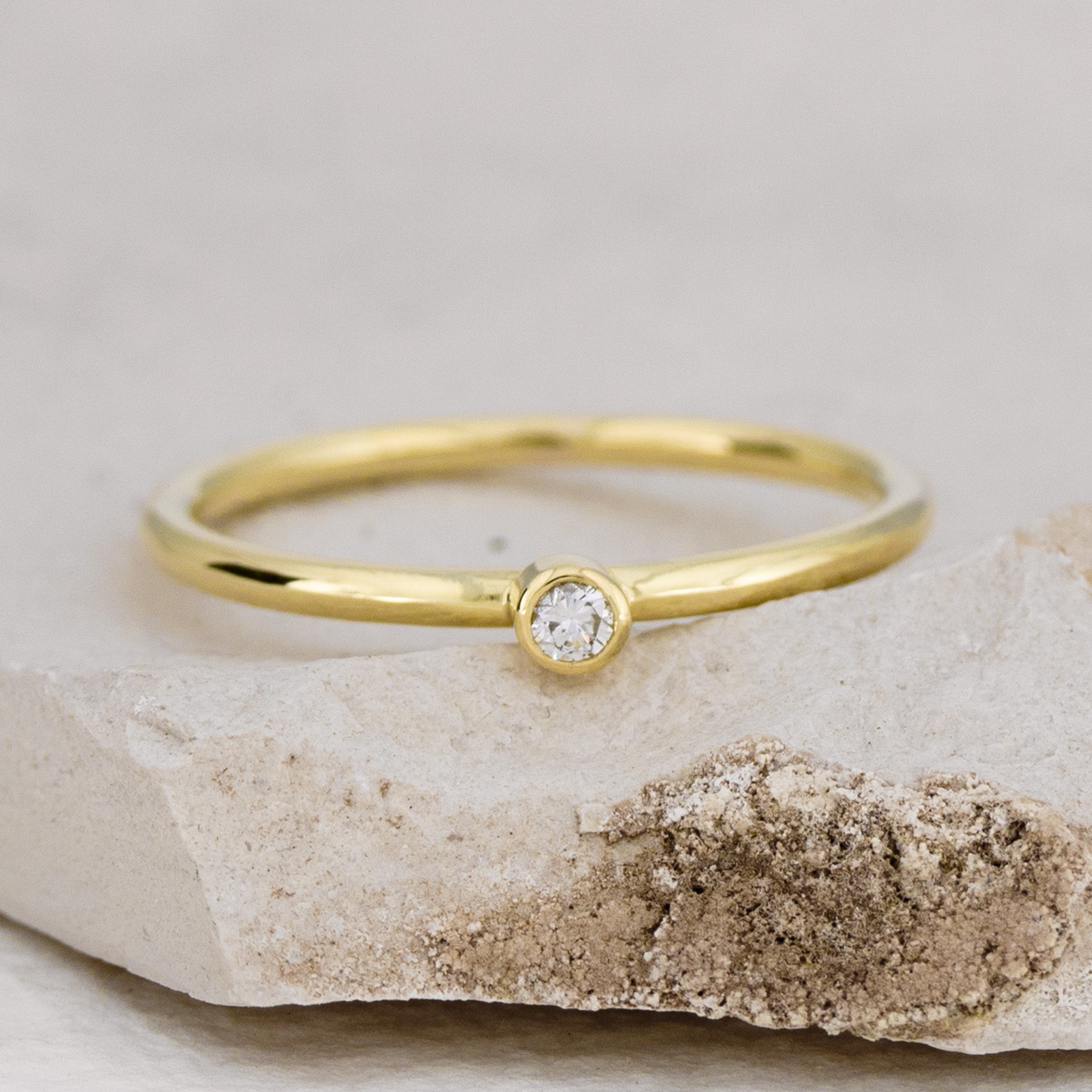 Goldring mit Diamant, 2 mm