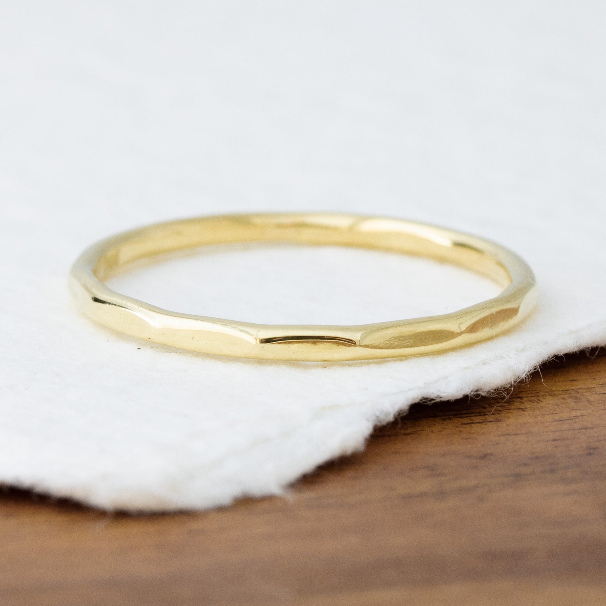 Geschmiedeter Ring in Gold, 1,5 mm