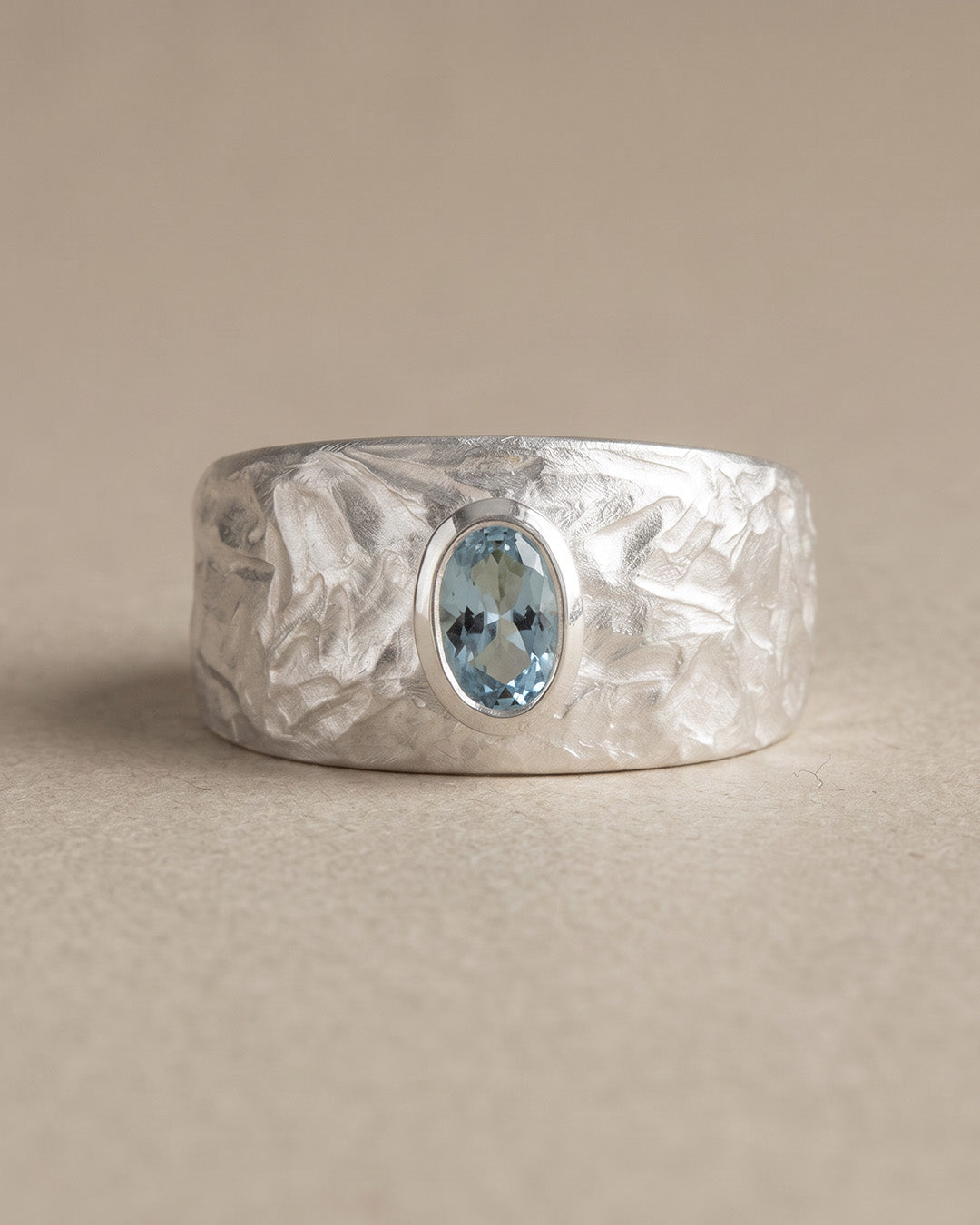 Breiter Silberring mit Topas, blau, Struktur