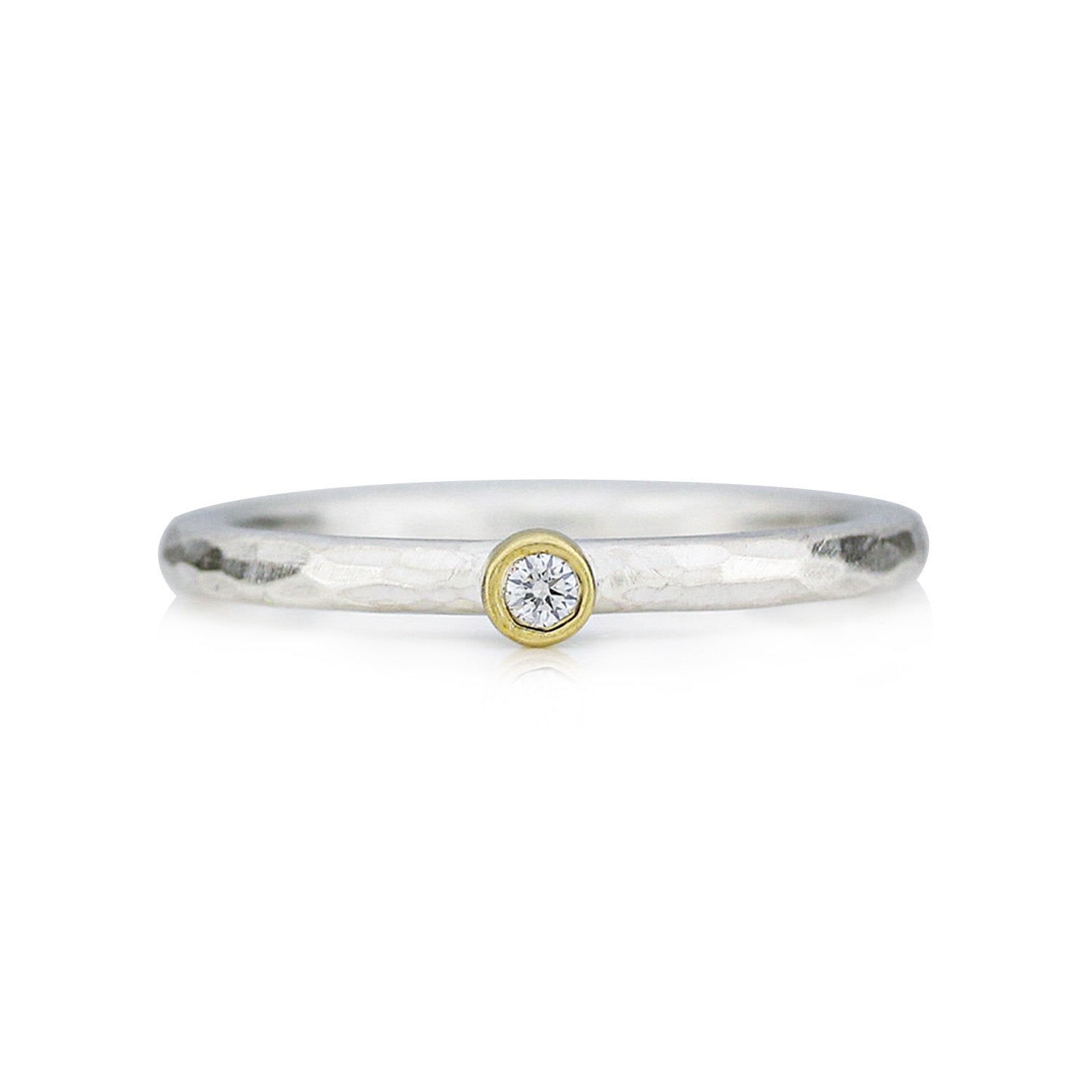 Zarter, geschmiedeter Ring mit Diamant. Die Ringschiene besteht aus Silber und der Diamant ist in einer Goldfassung eingefasst. 