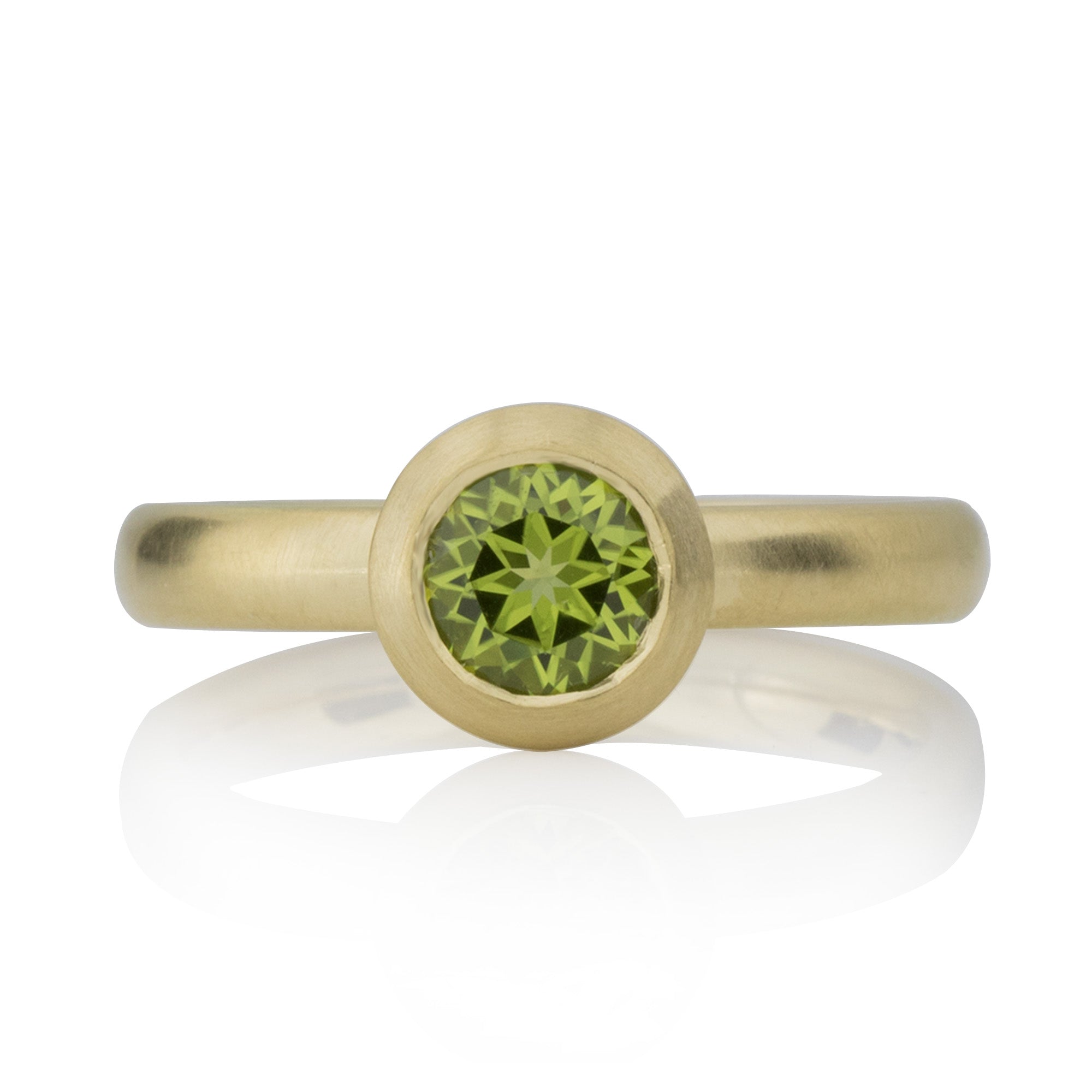 Ring in Gelbgold 750/000 mit Peridot, strichmattiert