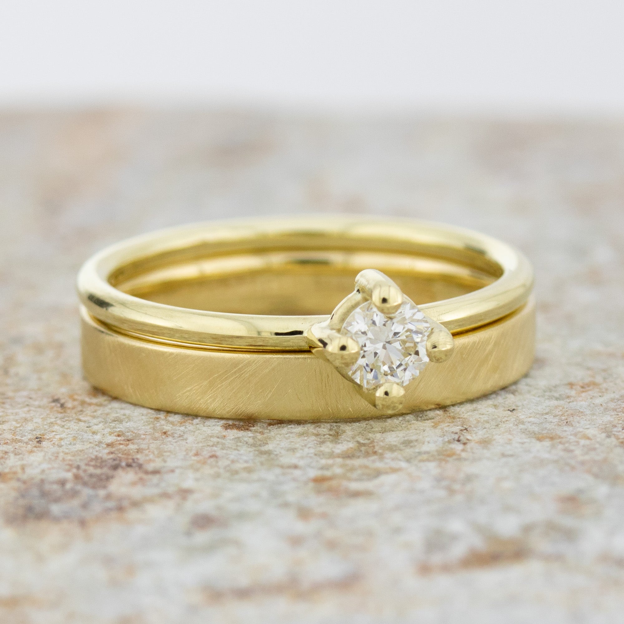 2 Goldringe im Set: Klassischer Trauring, Diamantring