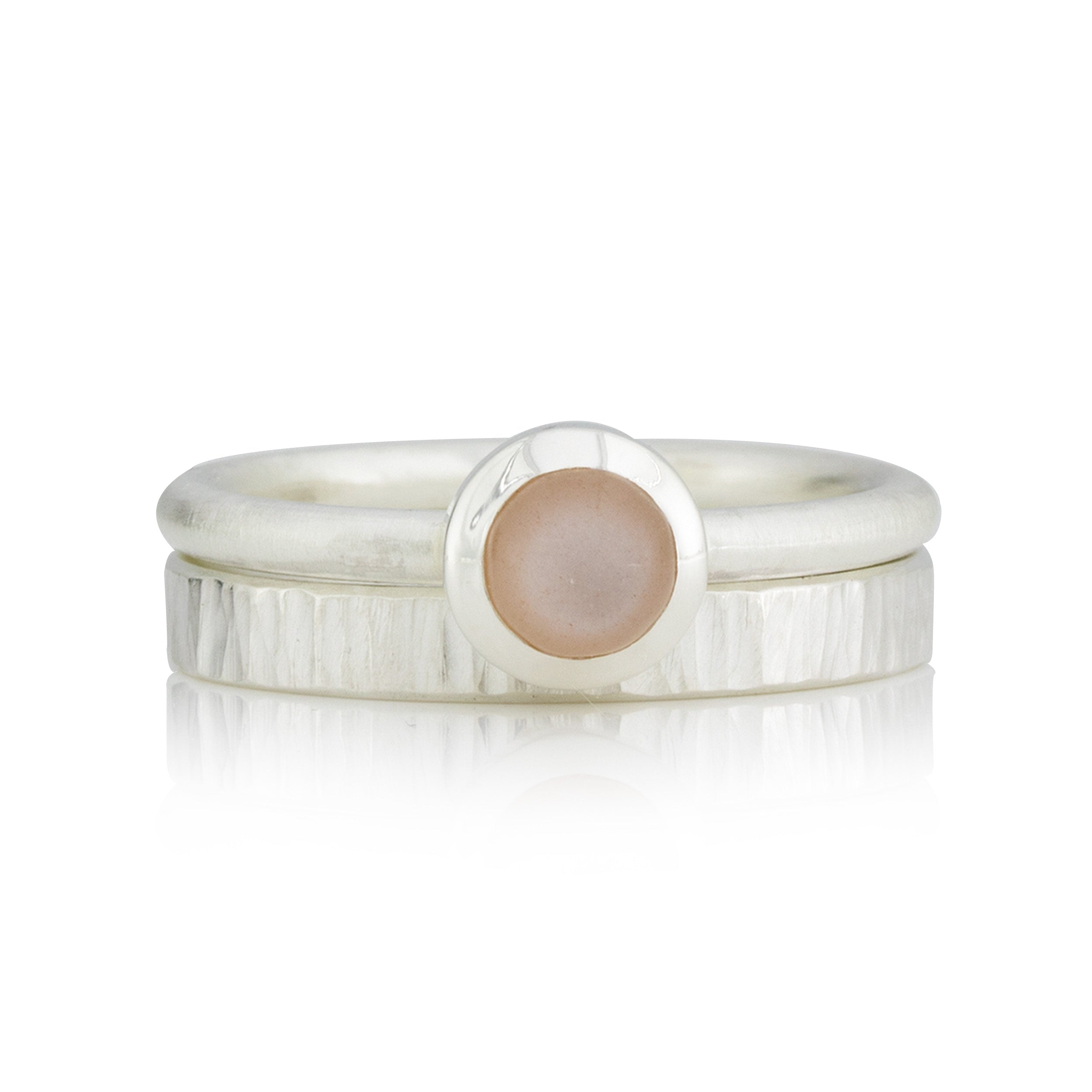 Ringset bestehend aus 2 Ringen. Mondsteinring mit geschmiedetem Ring. Beider Ringe besten aus Silber. 