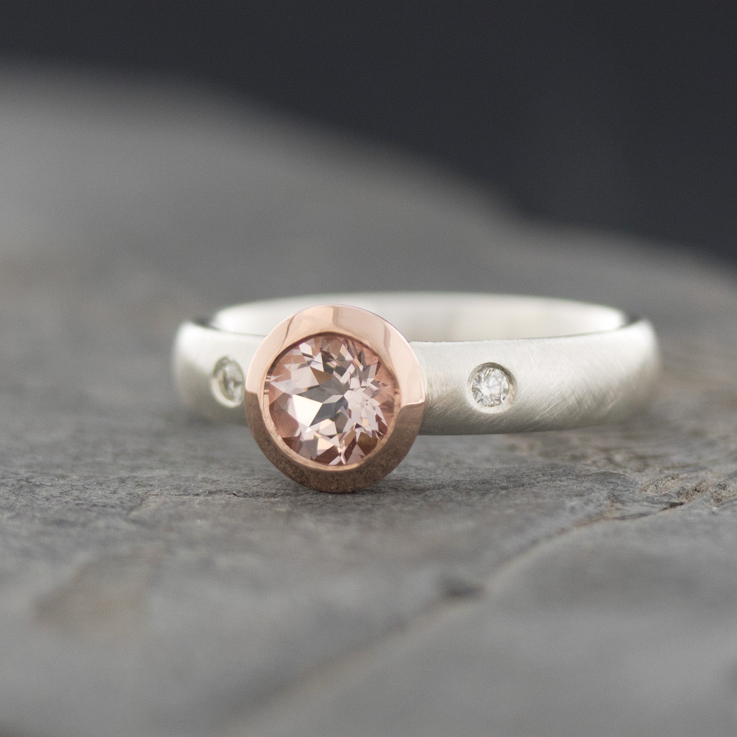 Ring mit Morganit und Diamanten - Rotgoldfassung