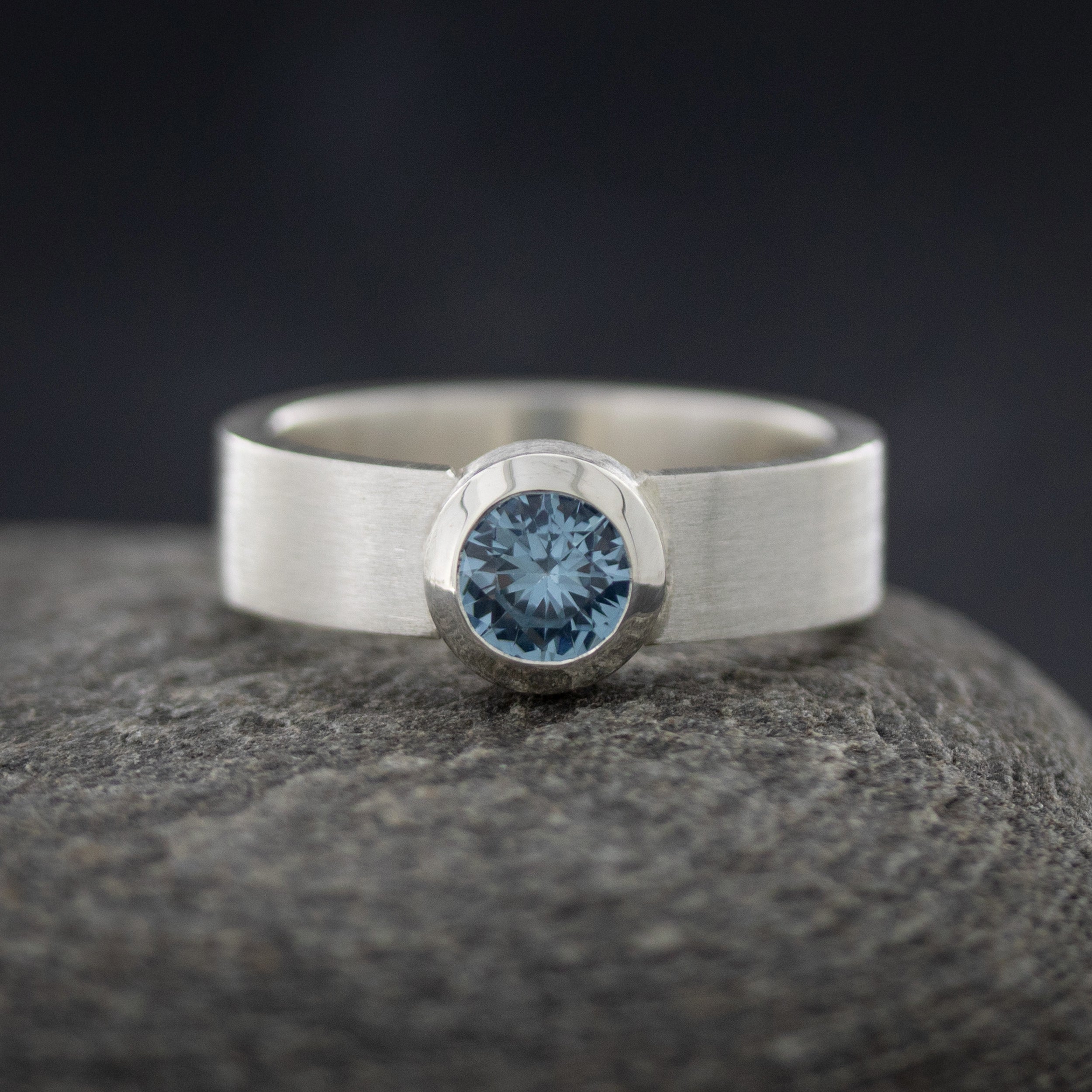 Geradliniger Ring mit Edelstein, blau