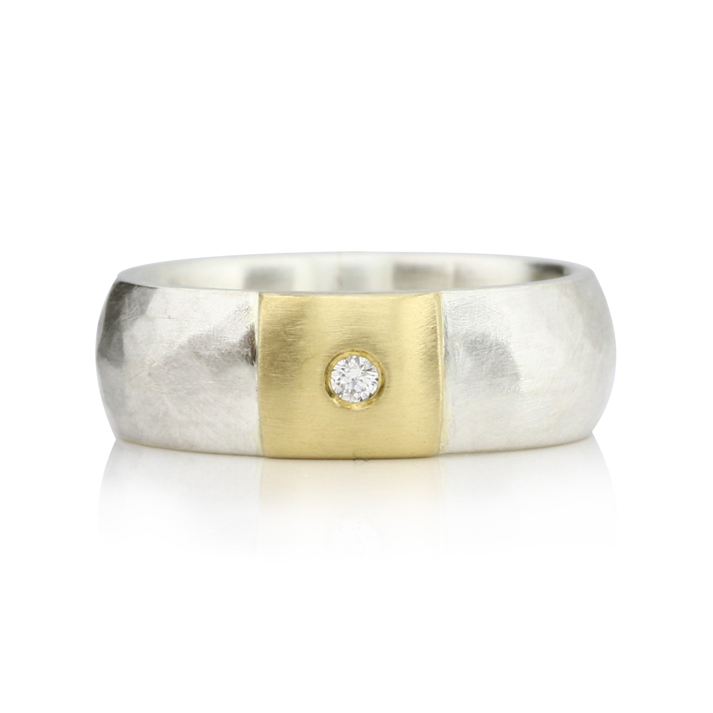 Geschmiedeter Ring mit Goldakzent und Diamant