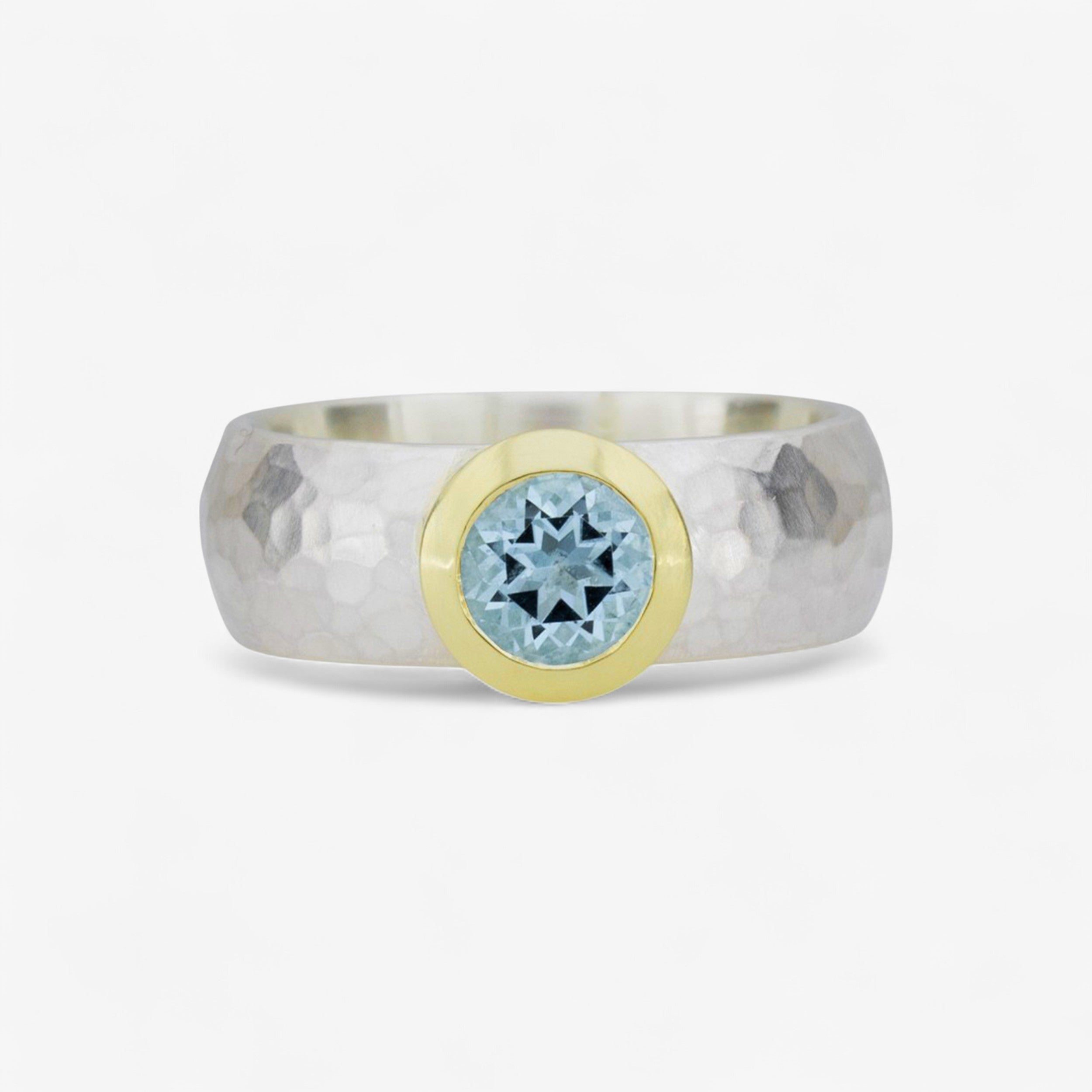 Geschmiedeter Ring mit Aquamarin - Goldfassung