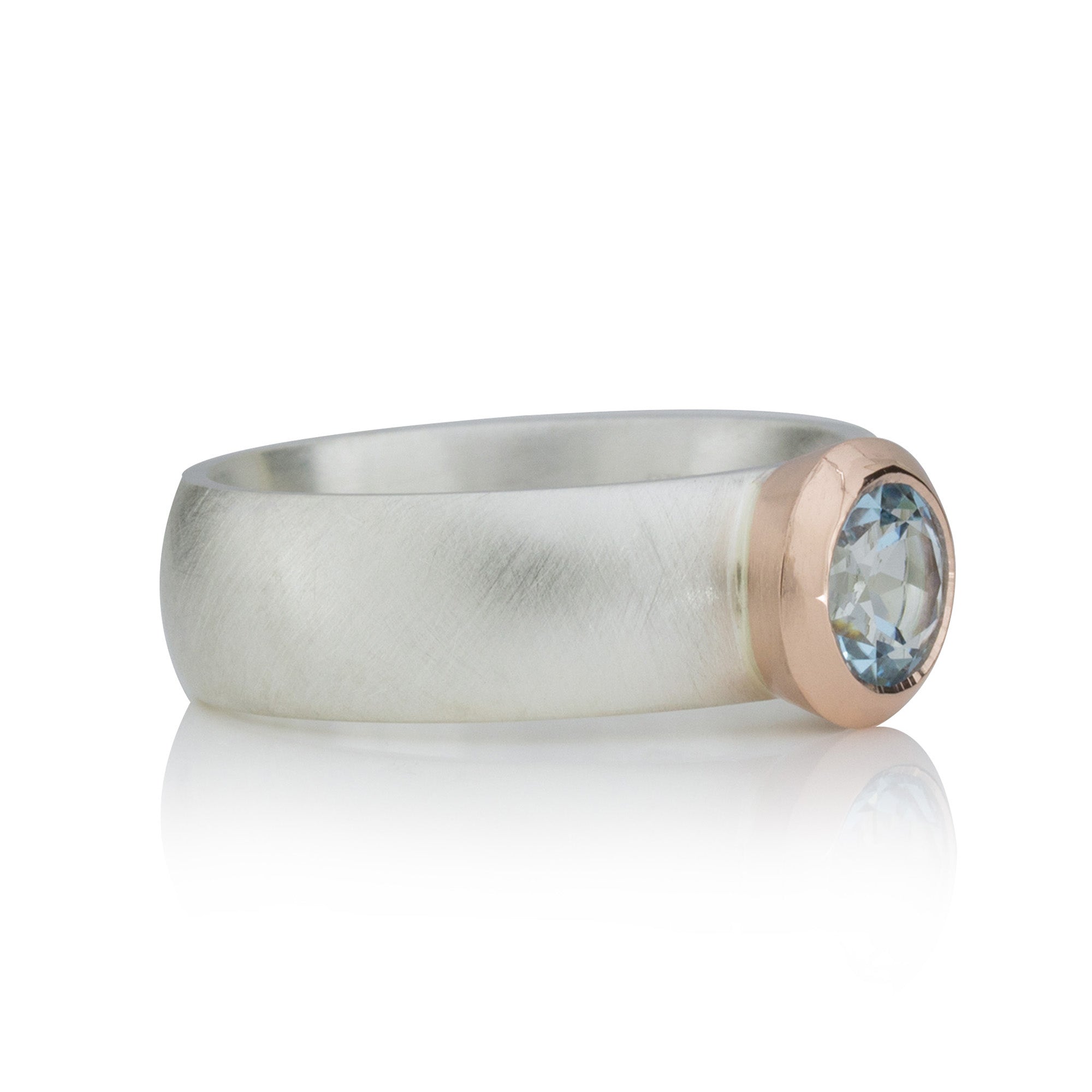 Ring mit hellblauem Topas - Rotgoldfassung