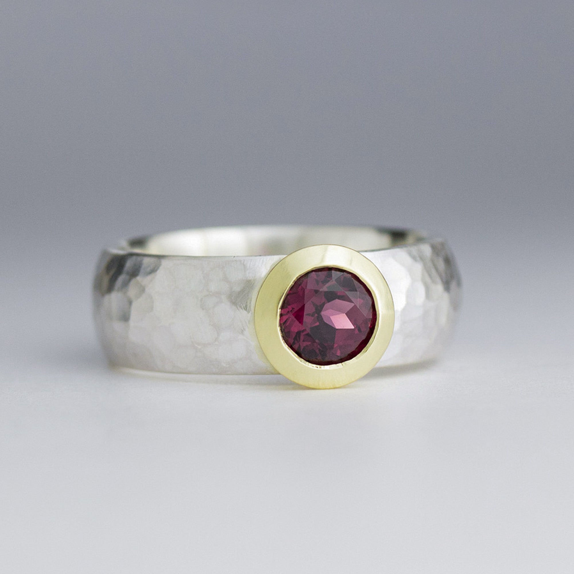 Geschmiedeter Ring mit Rhodolith - Goldfassung