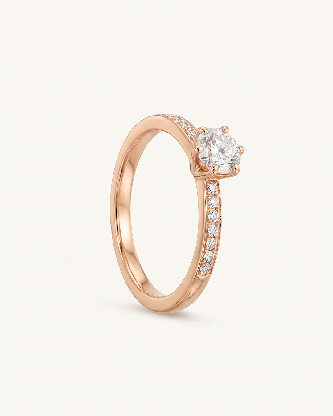 Romantischer Verlobungsring in Rosegold mit Solitär im Brillantschliff und 6-Krappen-Fassung, seitlicher Steinbesatz