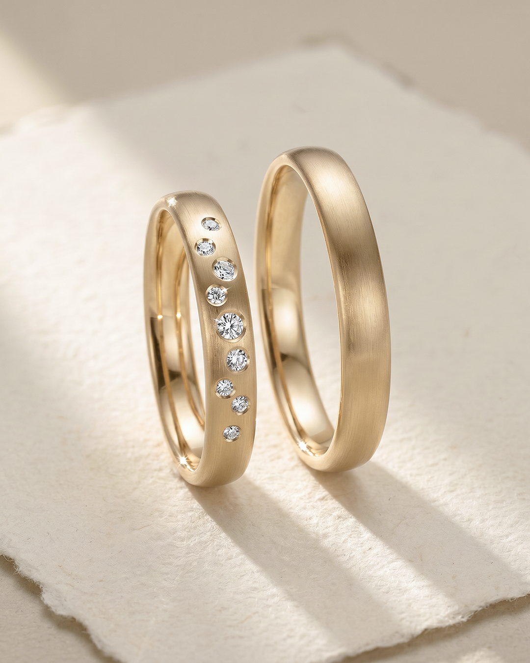 Trauringe, Gelbgold, mattier, Ring 1 mit Diamanten unterschiedliche Steingrößen, angegordnet wie ein Sternenhimmel. 