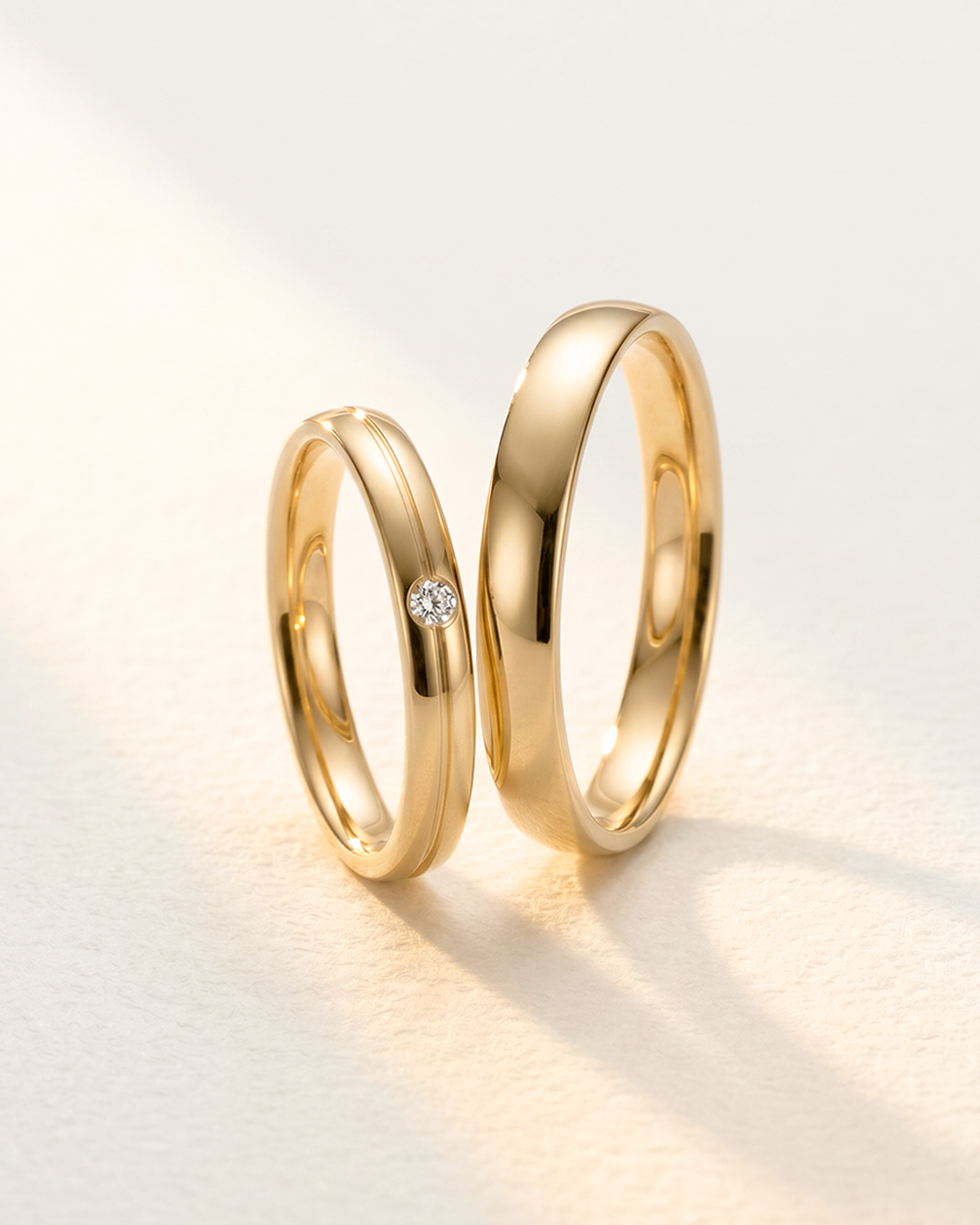 Klassische Trauringe/Eheringe in Gelbgold  mit 0,015 ct. Brillant tw, vsi