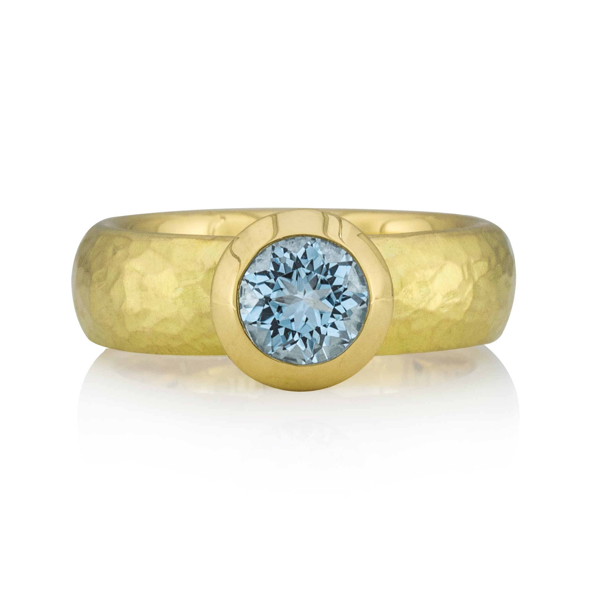 Breiter, schwerer Goldring mit rundem Aquamarin im Brillantschliff.  Handgefertigt im Saarland, Goldschmiede.