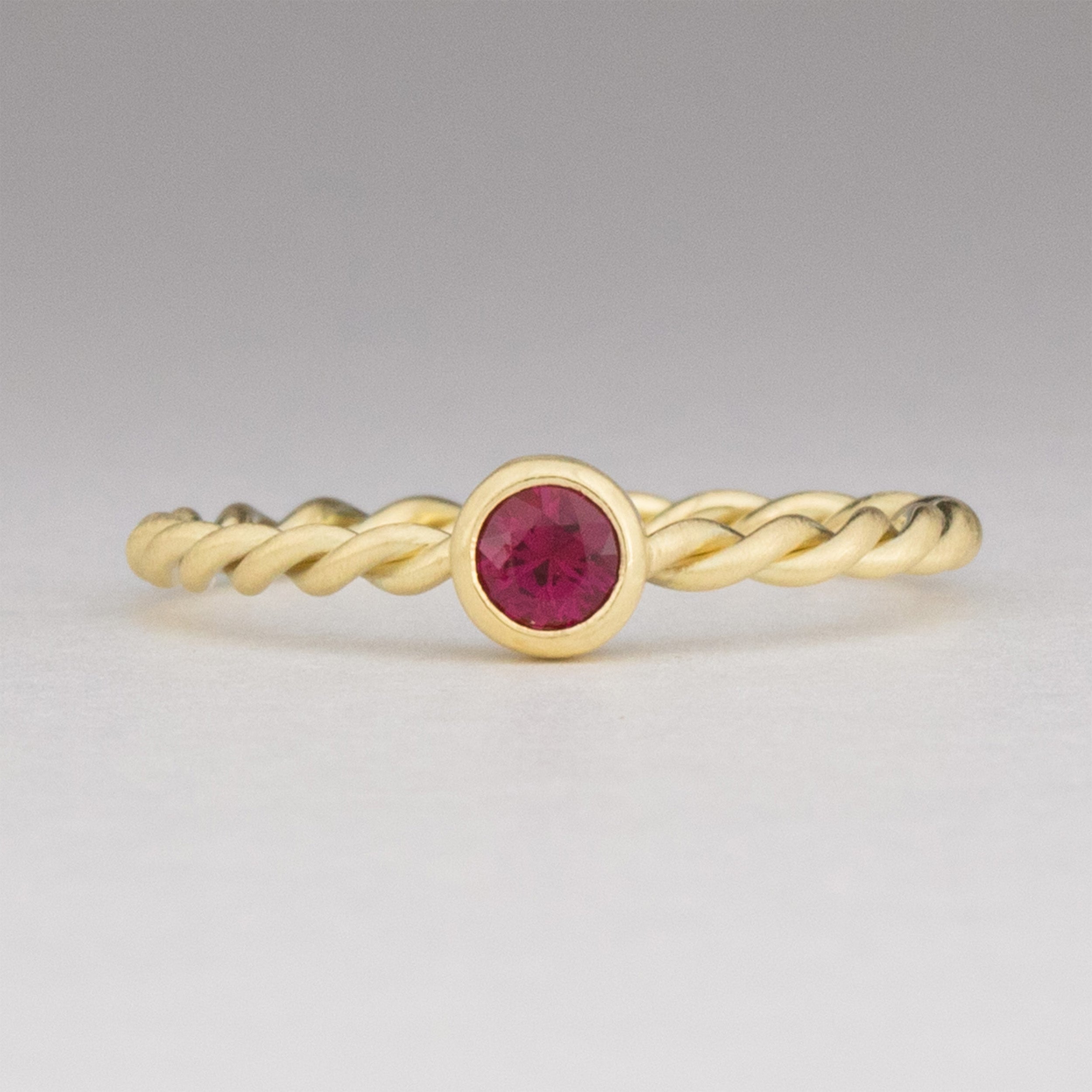 Kordelring in Gelbgold mit Rubin