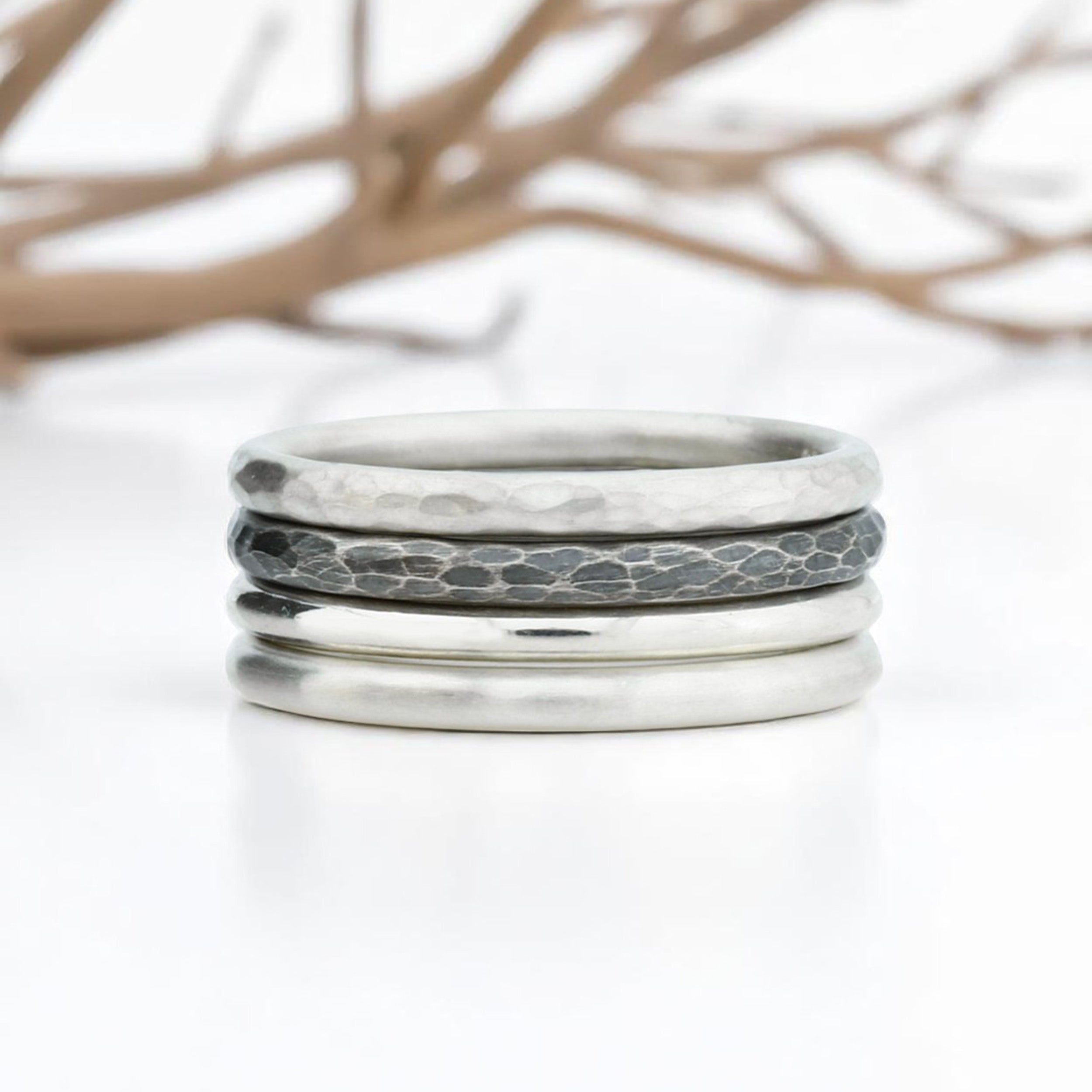 Ringset aus 4 Ringen mit verschieden Oberflächen. Jeder Ring hat eine Materialstärke von 2 mm. Geschmiedet, poliert, mattiert, geschwärzt.